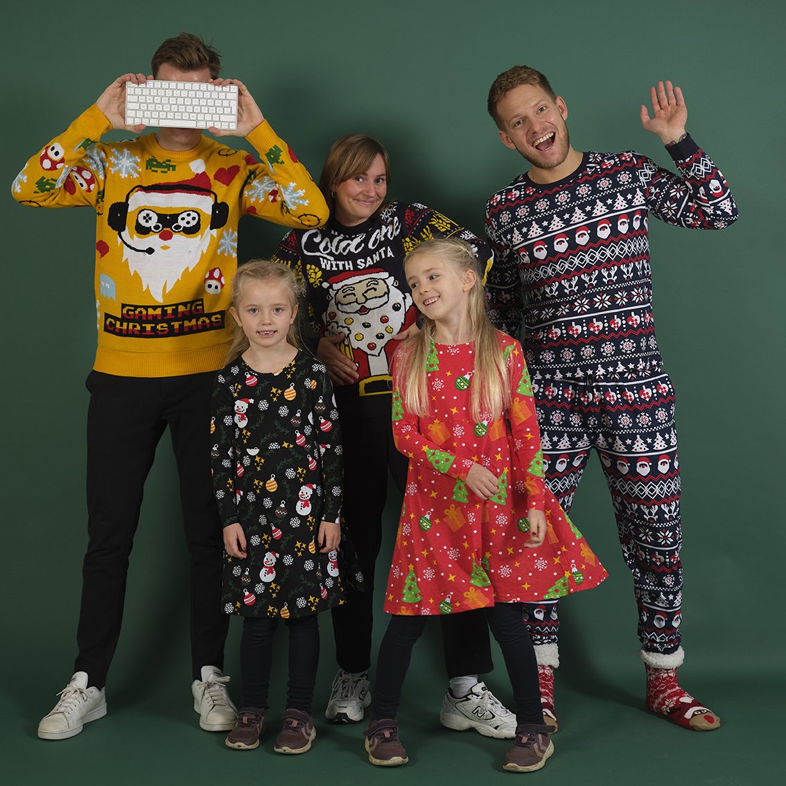 Une famille portant chacun son propre vêtement de Noël.