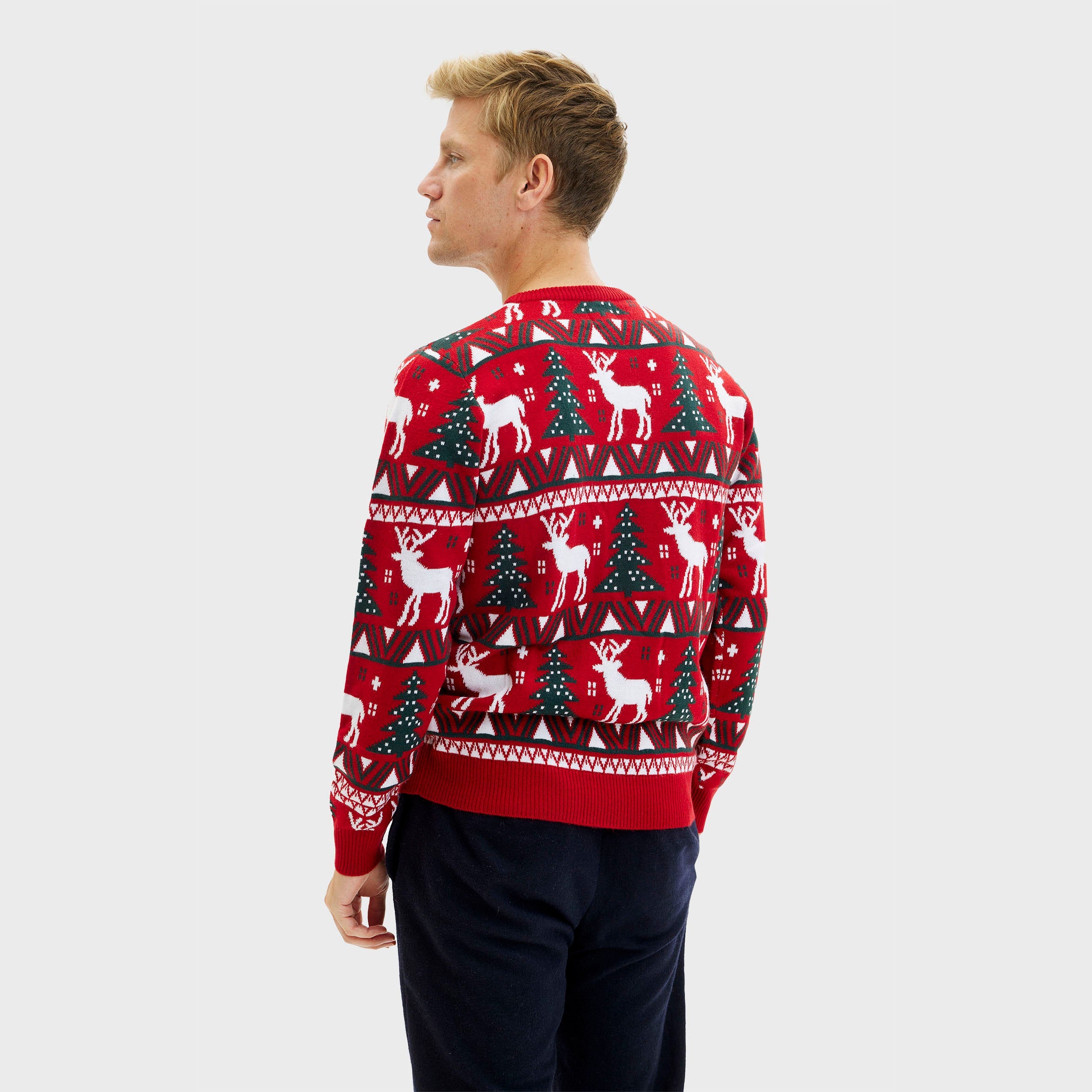 En fin, rød julesweater med mønster på.