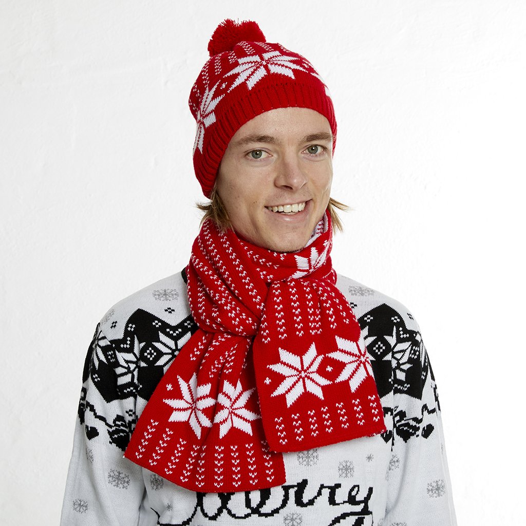 Un homme portant un bonnet de Noël rouge et une écharpe rouge.