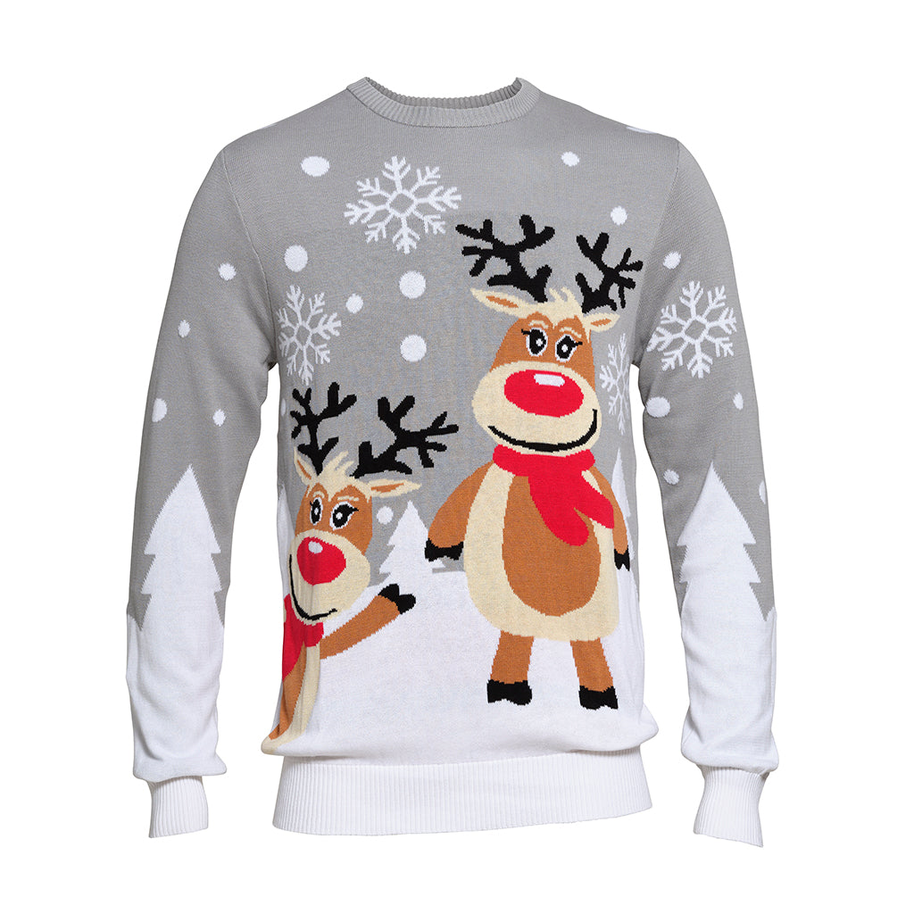 En grå julesweater med et snelandskab, hvor der er rensdyr med halstørklæder på.
