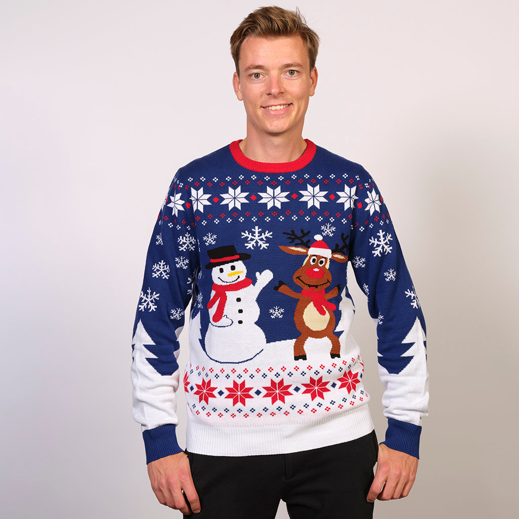 Un homme portant un pull de Noël blanc et bleu avec un bonhomme de neige et Rudolph.