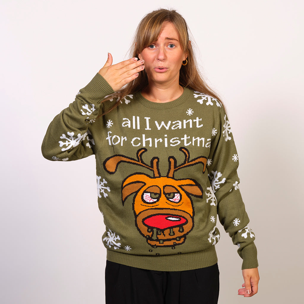 Une femme portant un pull de Noël vert avec la citation 