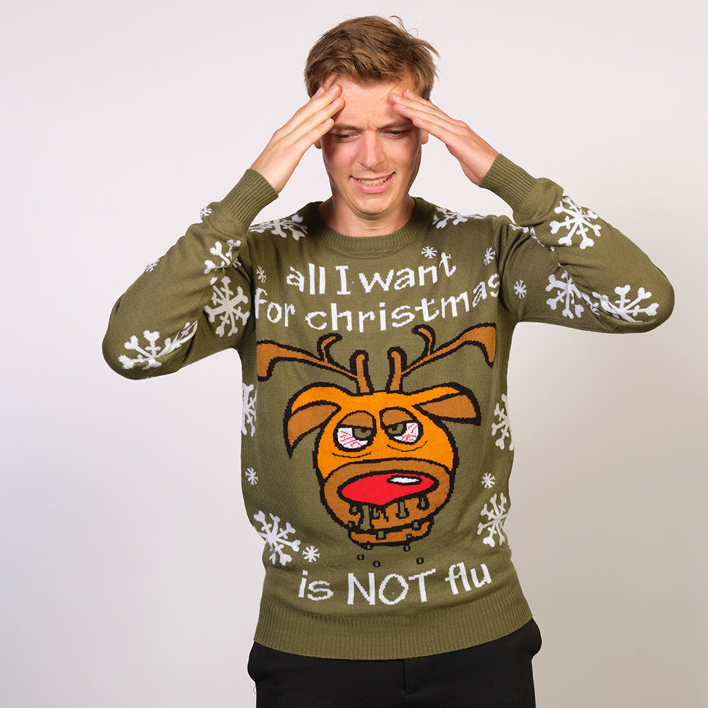 Un homme portant un pull de Noël vert avec la citation 