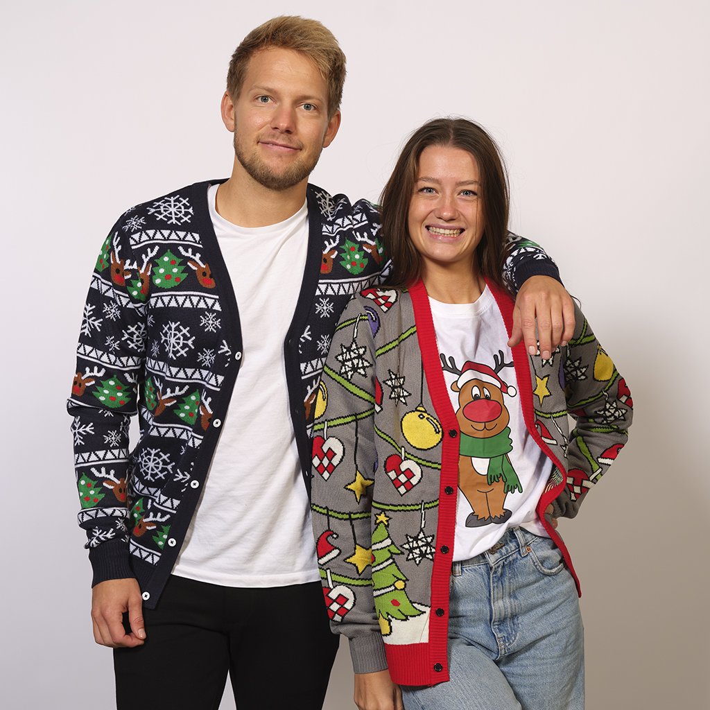 Un couple portant chacun un gilet de Noël.
