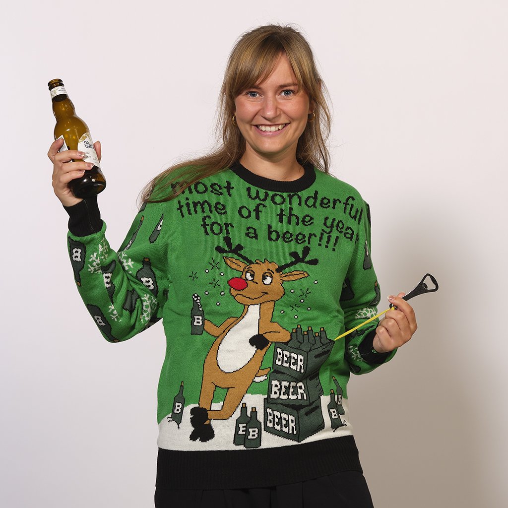 Une femme portant un pull de Noël vert avec la citation 