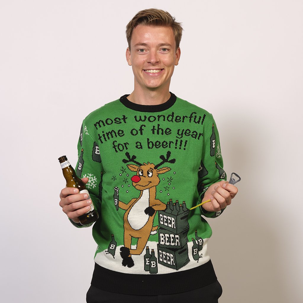 Un homme portant un pull de Noël vert avec la citation 