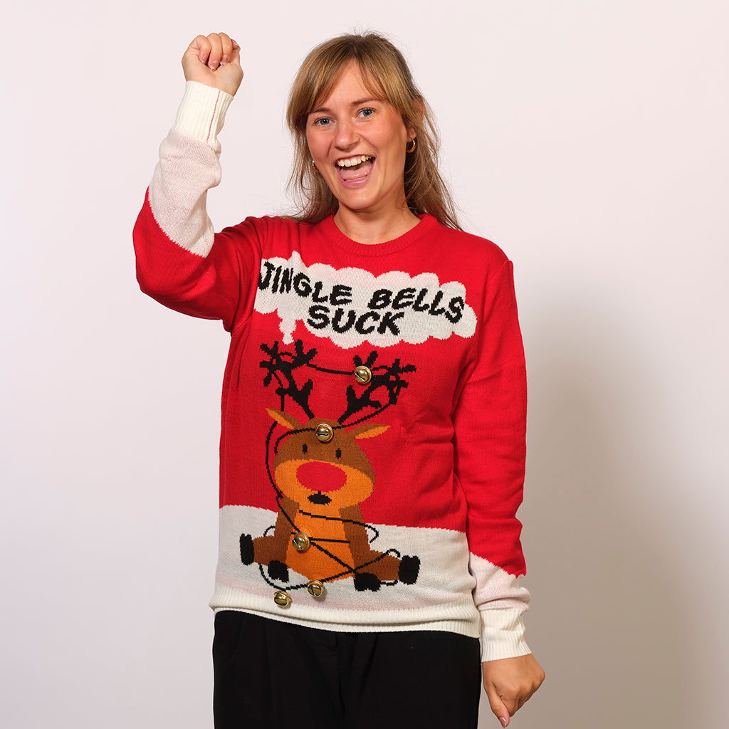 Une femme portant un pull de Noël rouge avec la citation 