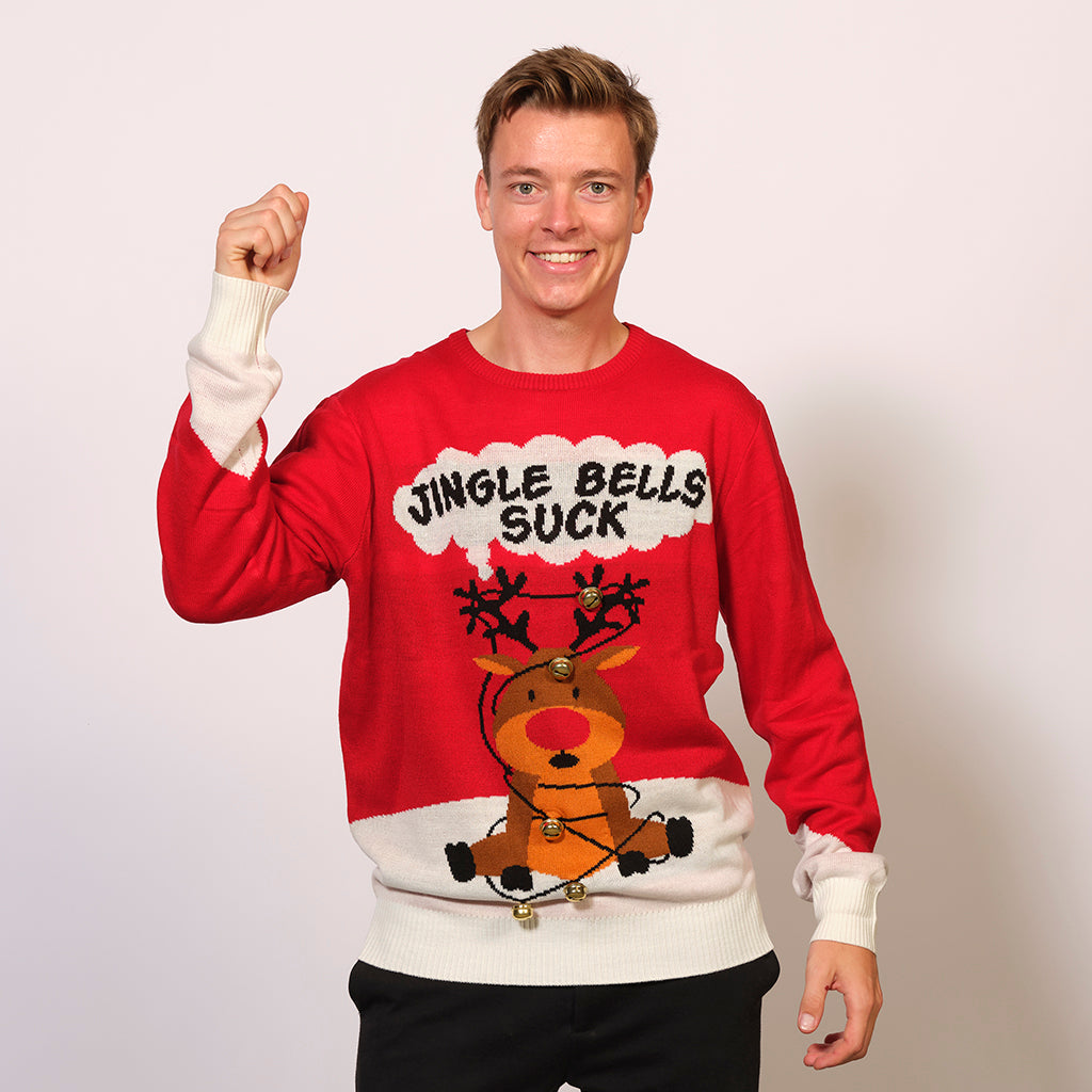 Un homme portant un pull de Noël rouge avec la citation 