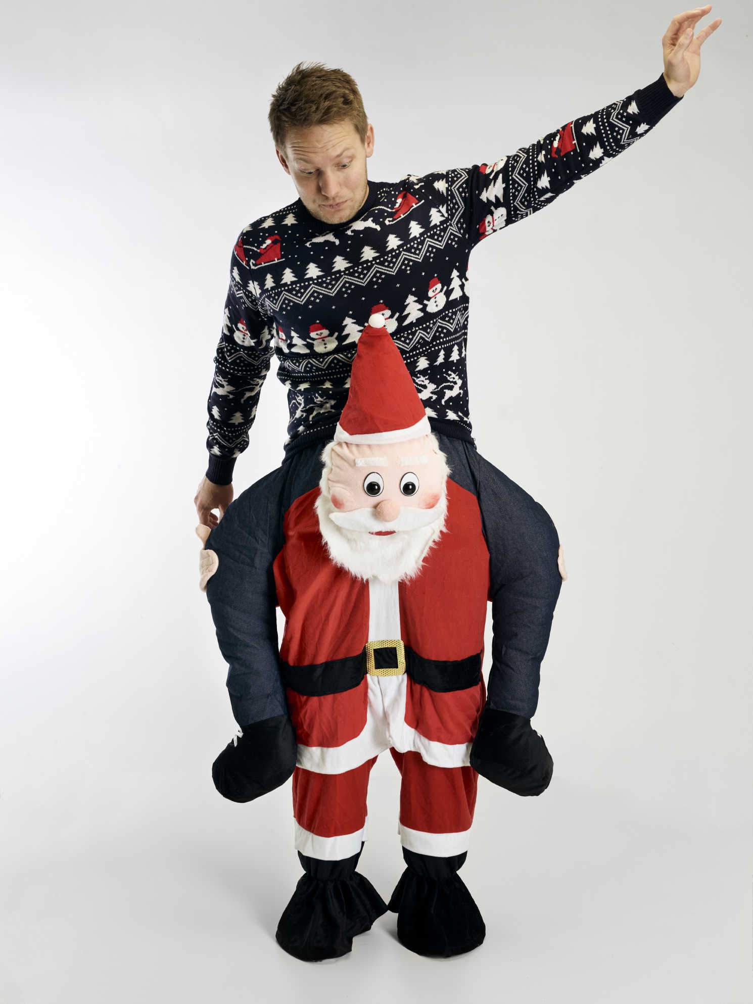 Een man in kerstkostuum.