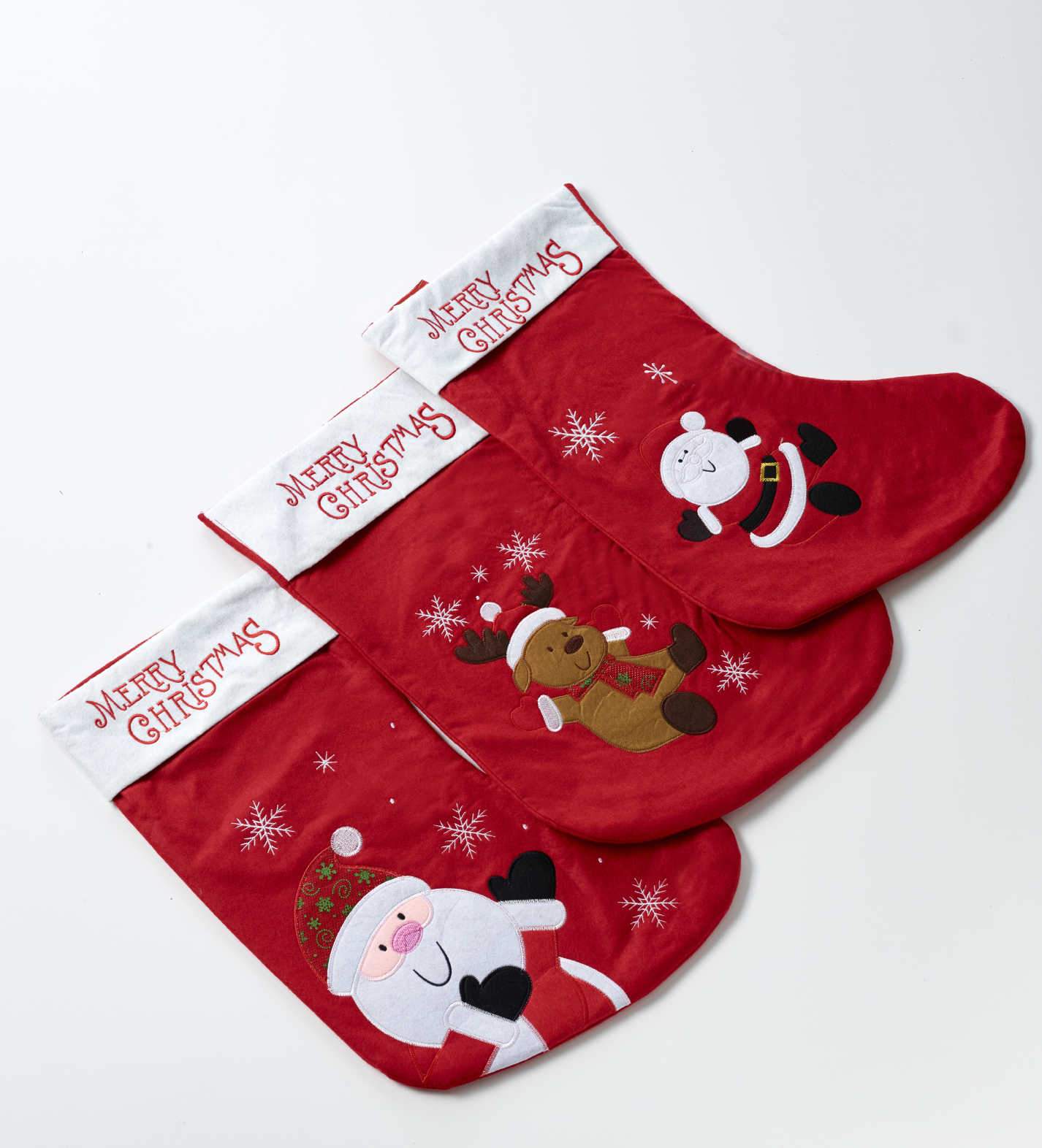 Trois chaussettes de Noël rouges avec des personnages.