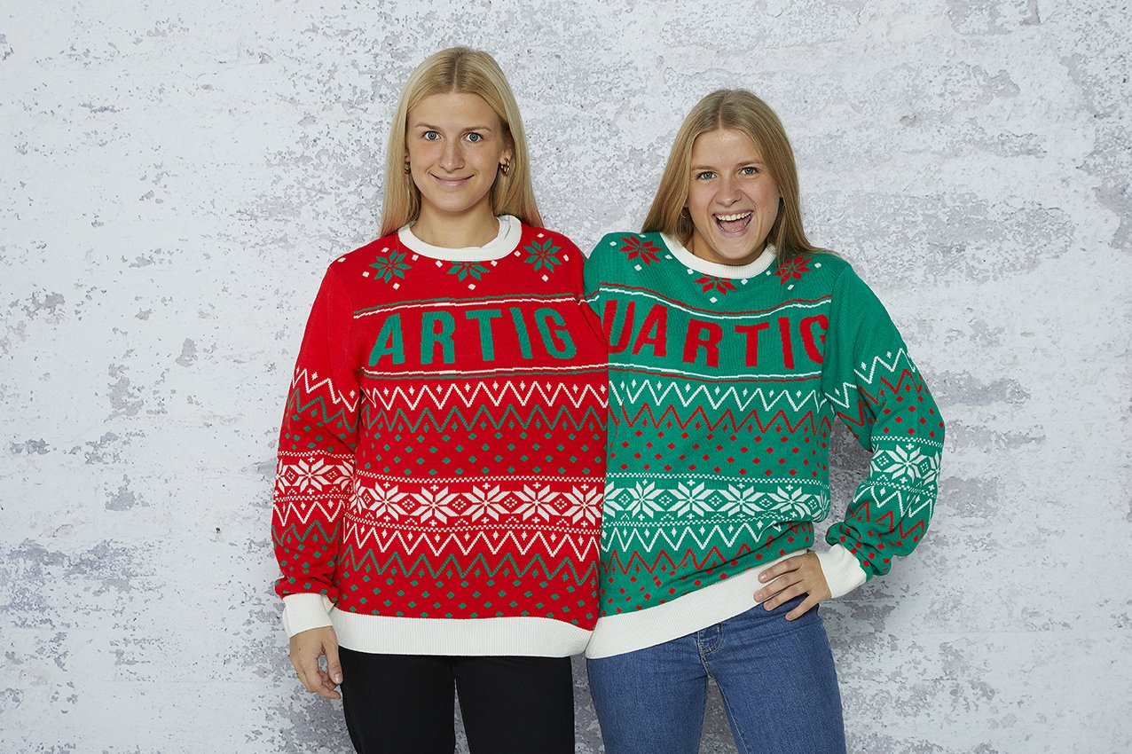 Deux femmes portant un pull rouge et vert.