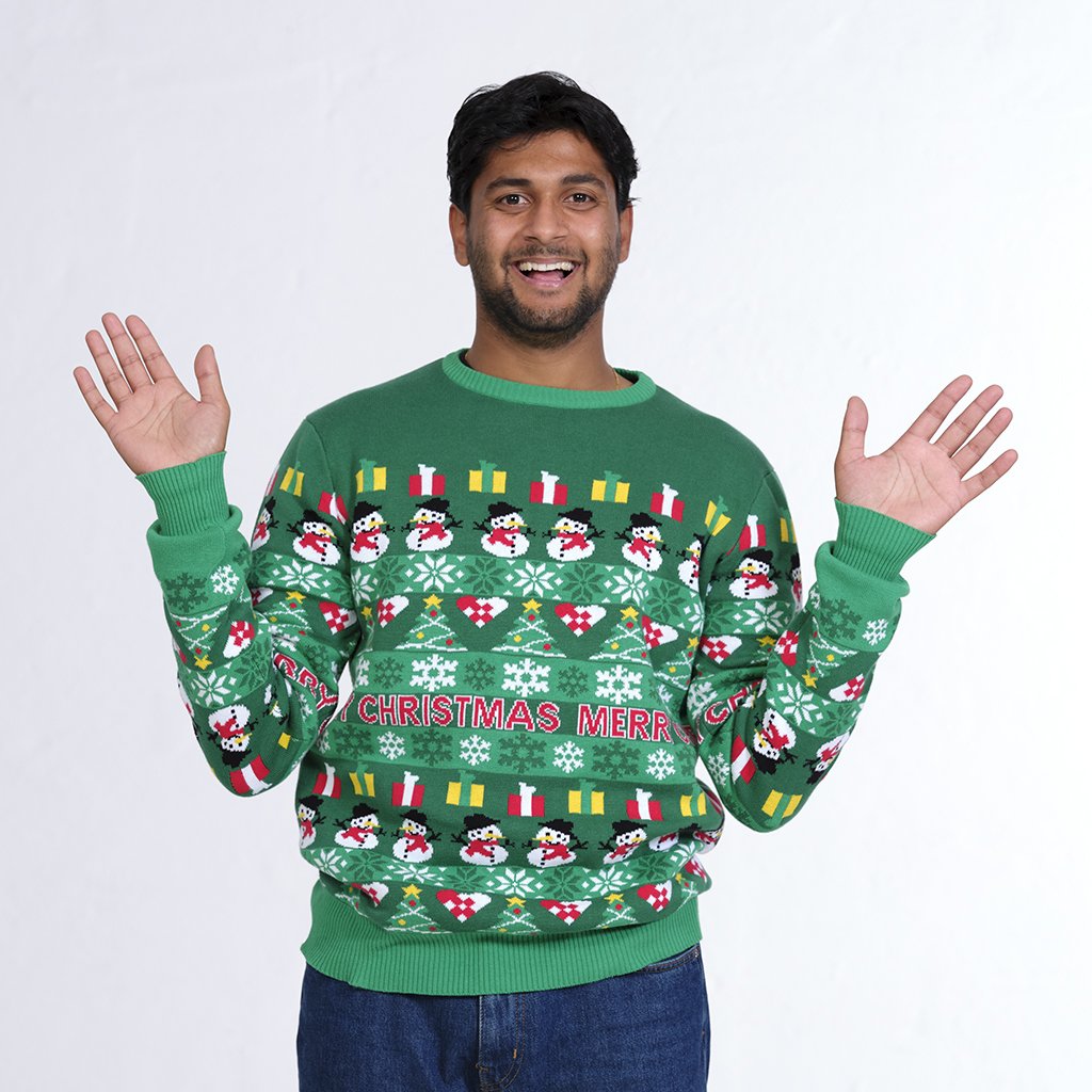 Un homme portant un pull de Noël vert à motifs.