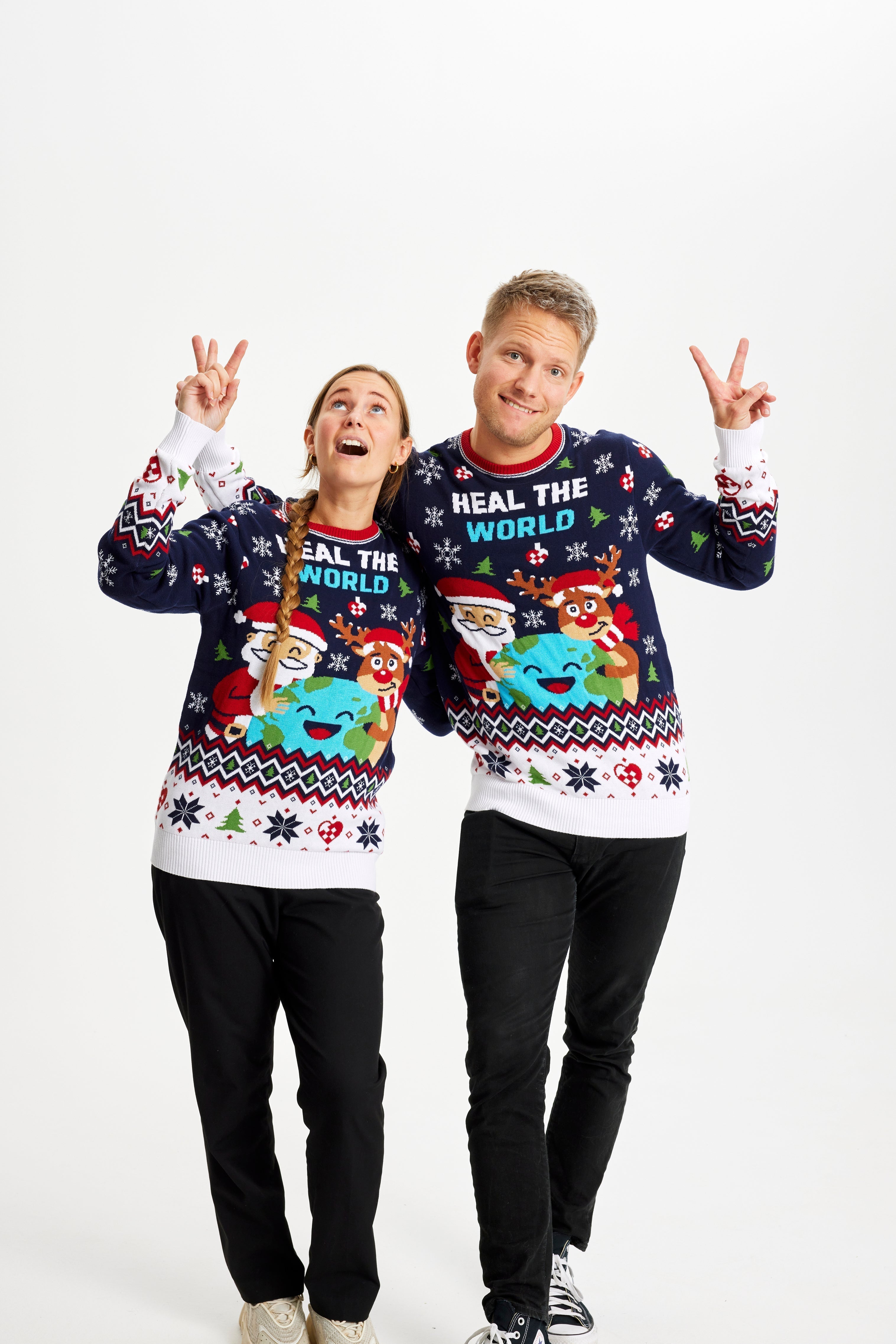 Un couple portant un pull de Noël bleu et blanc avec l'inscription 