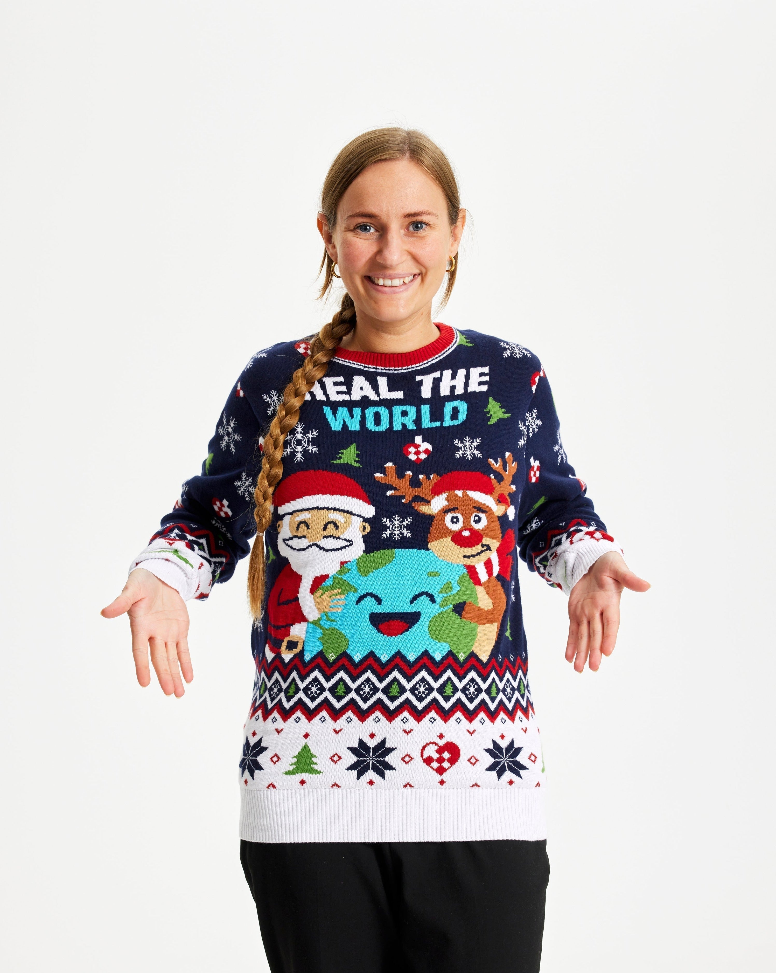 Une femme portant un pull de Noël bleu et blanc avec la citation 