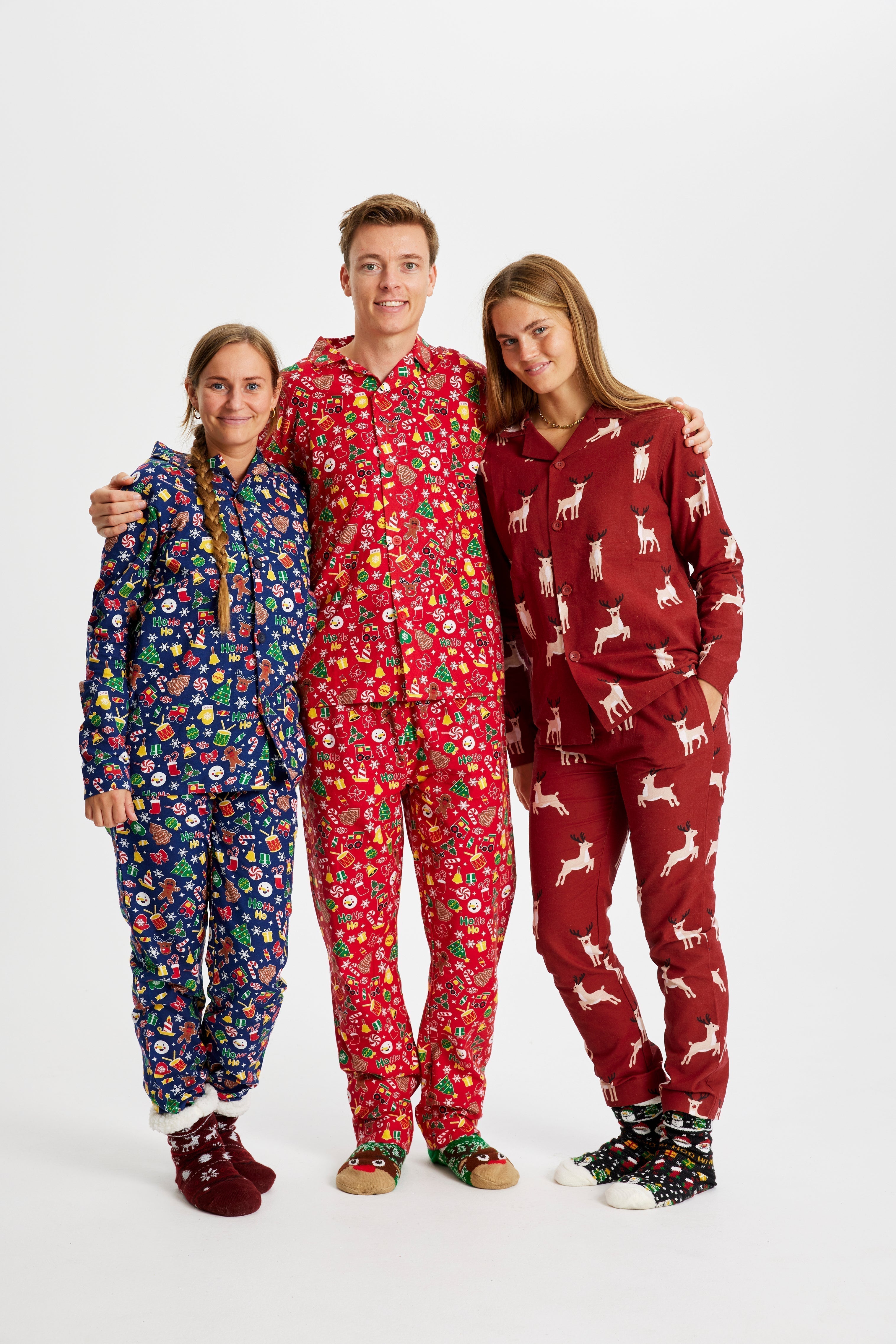Trois personnes portant chacune un pyjama de Noël.
