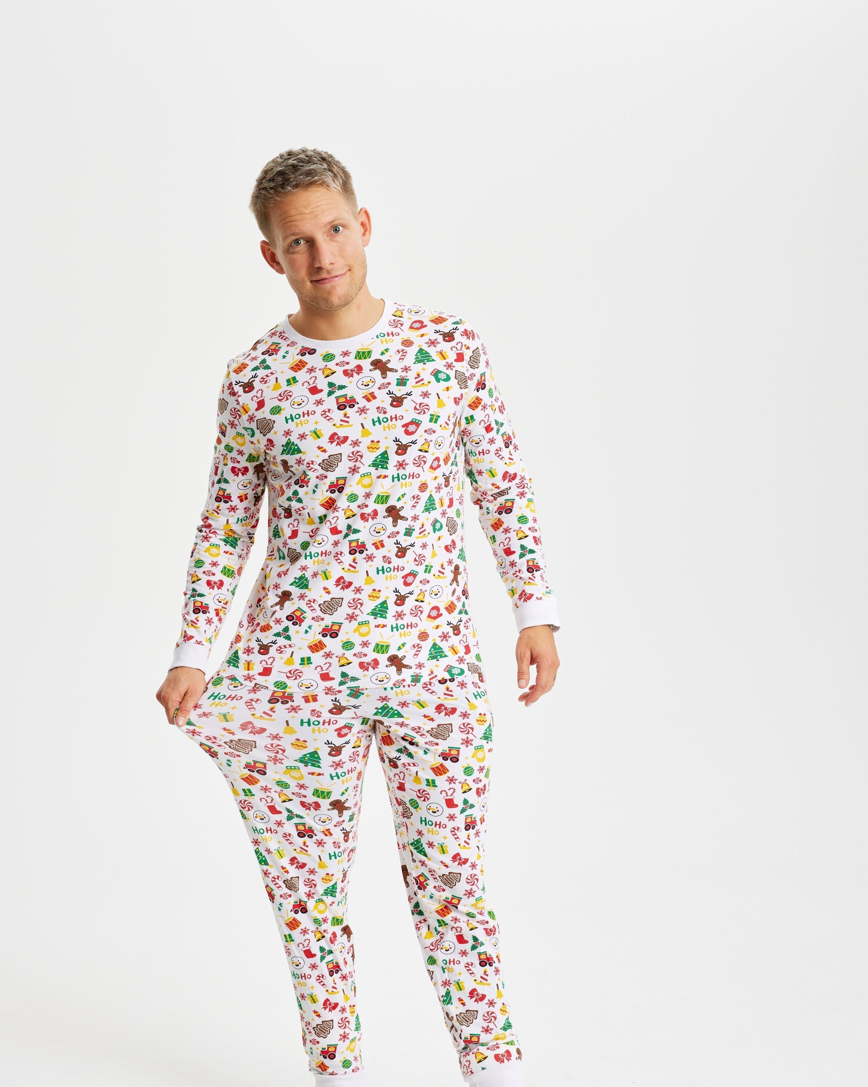 Un homme posant en pyjama de Noël blanc.
