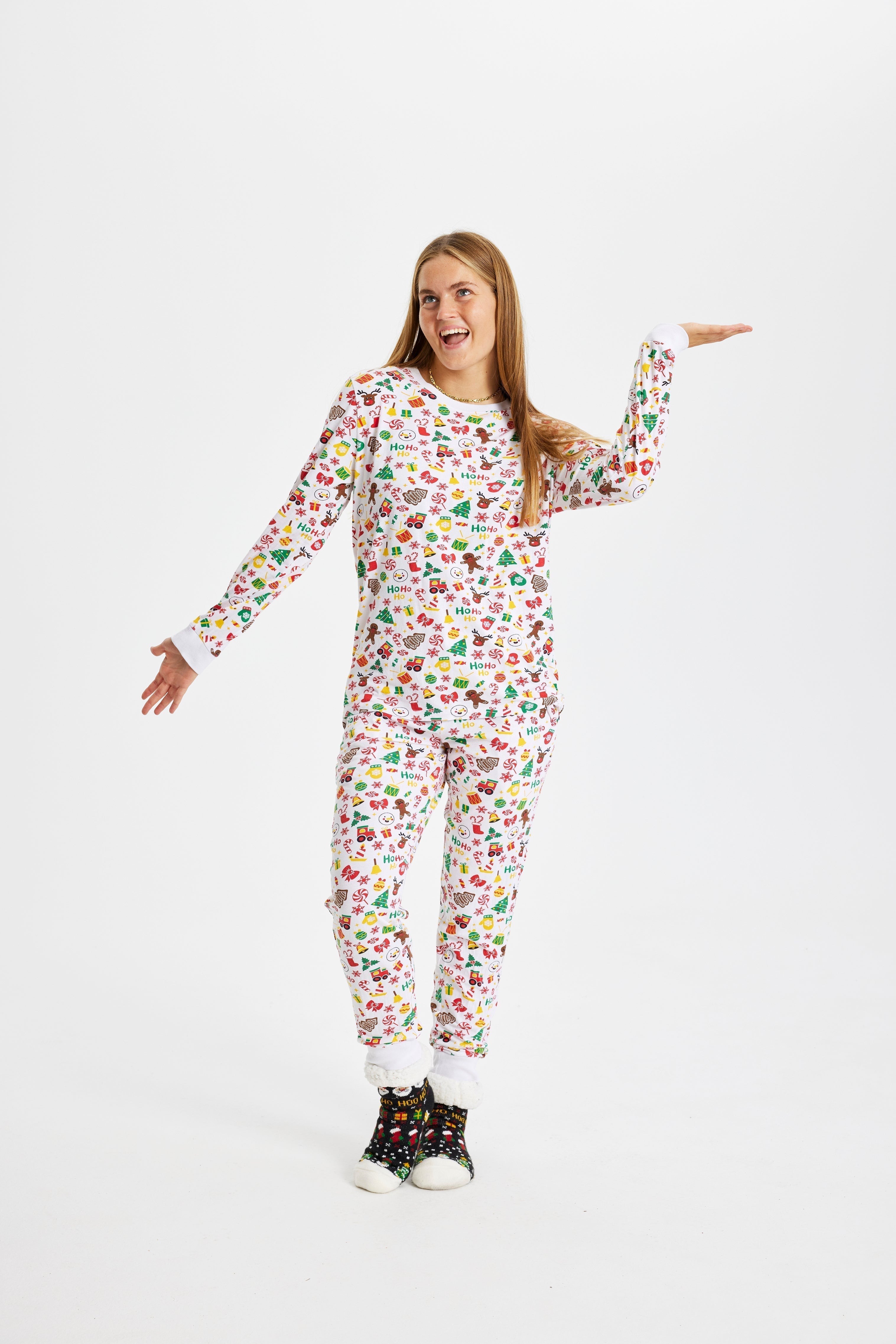 Une femme posant avec un pyjama de Noël blanc.