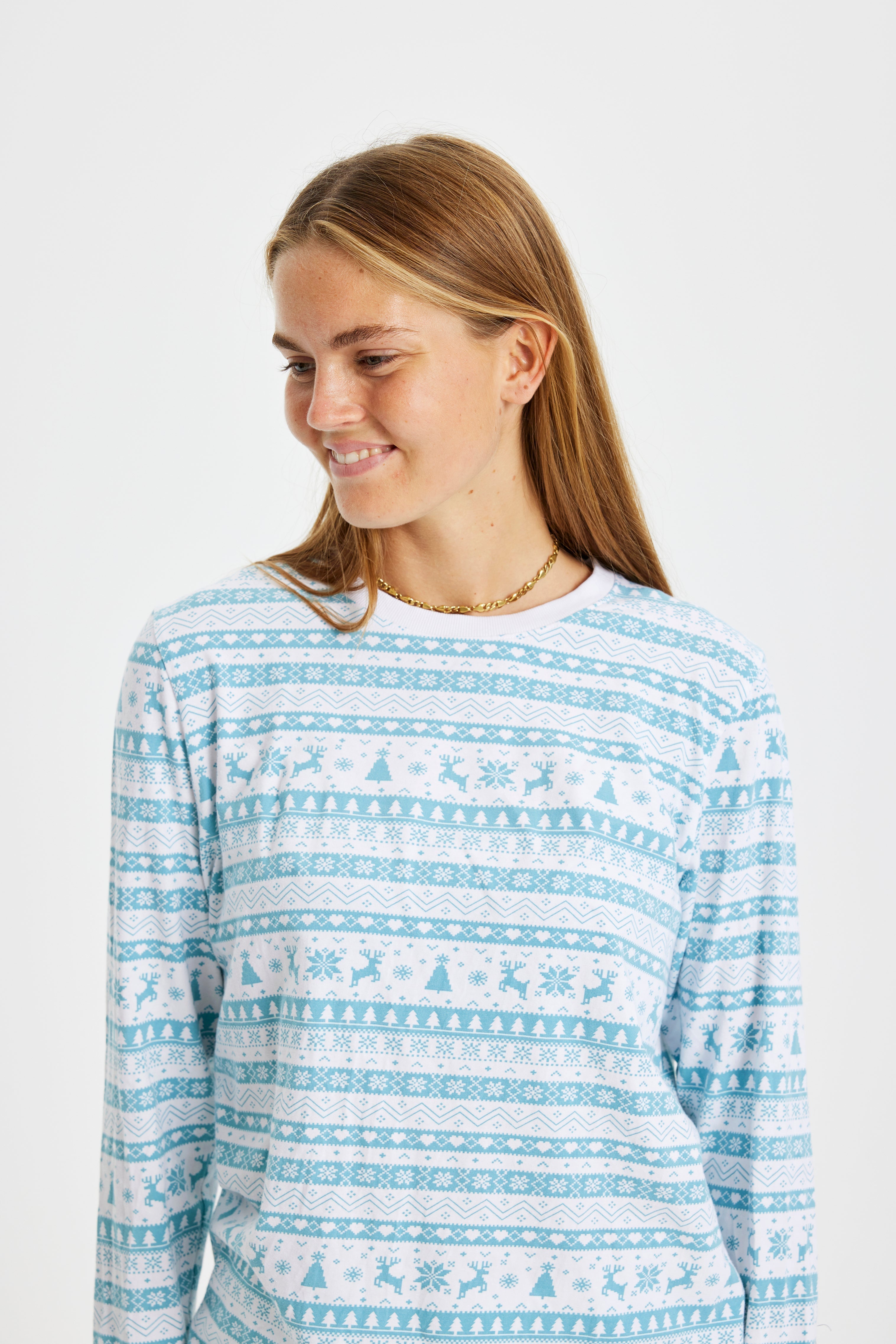 Une femme portant un pyjama de Noël bleu clair.