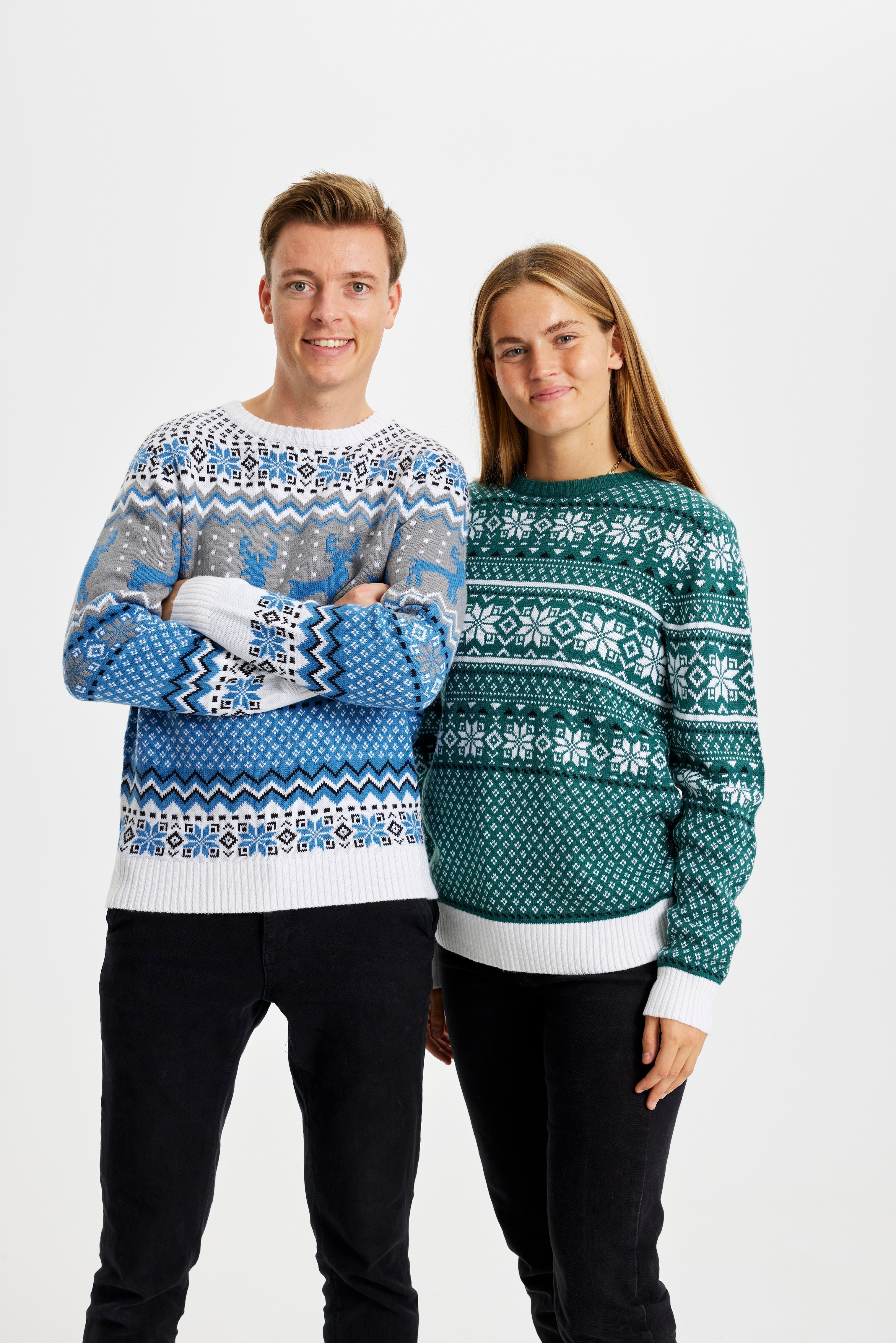Un couple posant, chacun portant son propre pull de Noël.