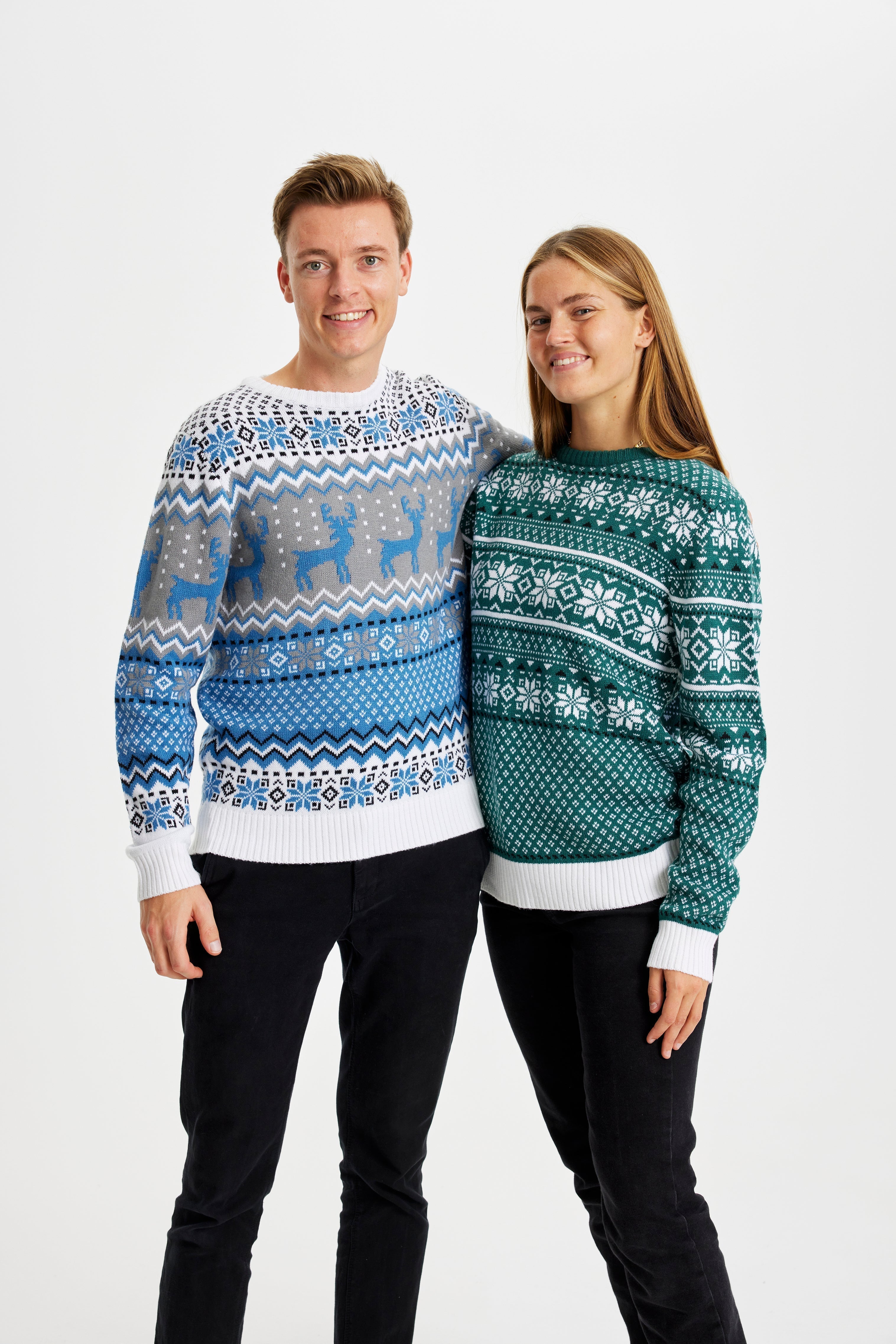 Un couple portant chacun son propre pull de Noël.