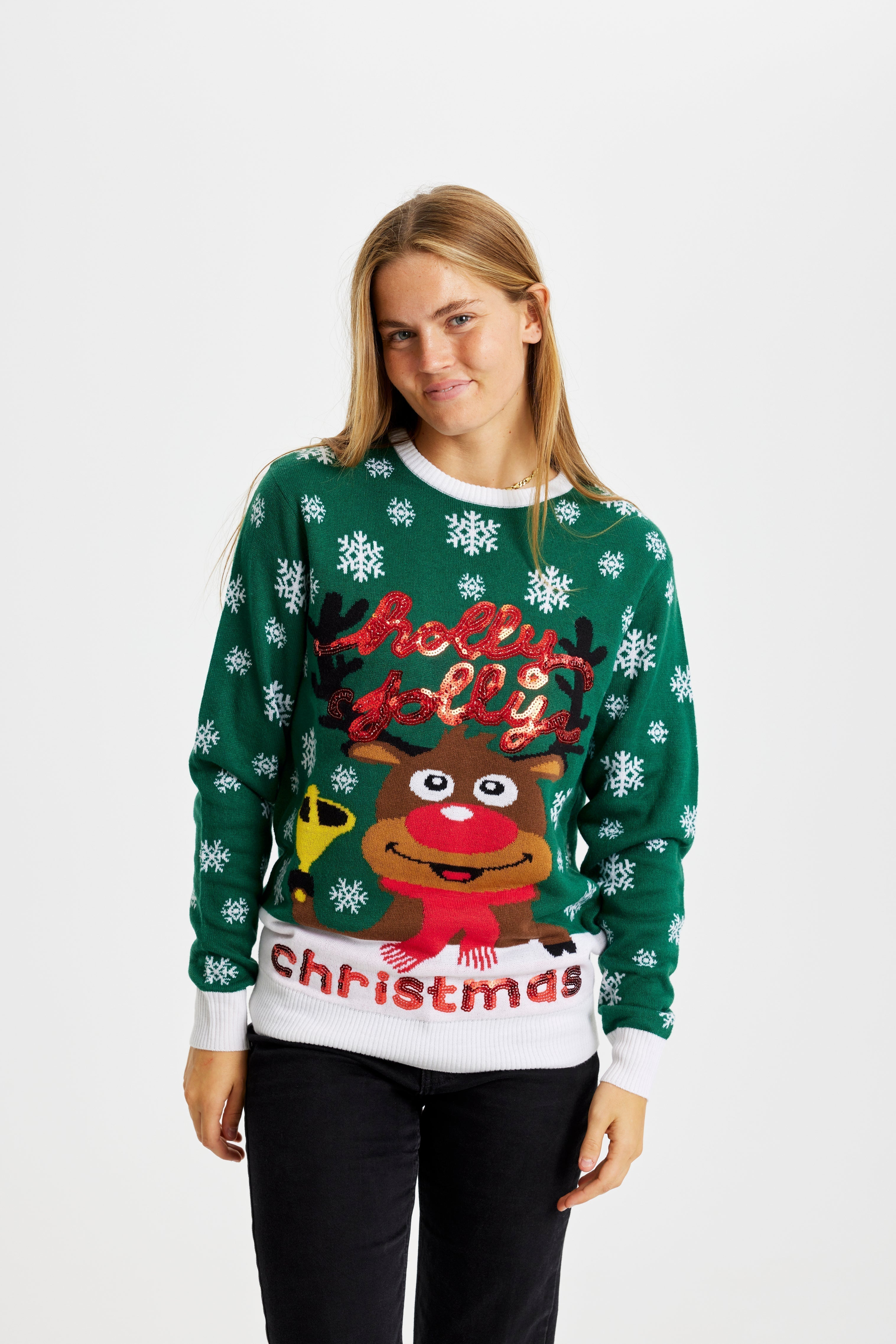 Une femme portant un pull de Noël vert avec Rudolph dessus.