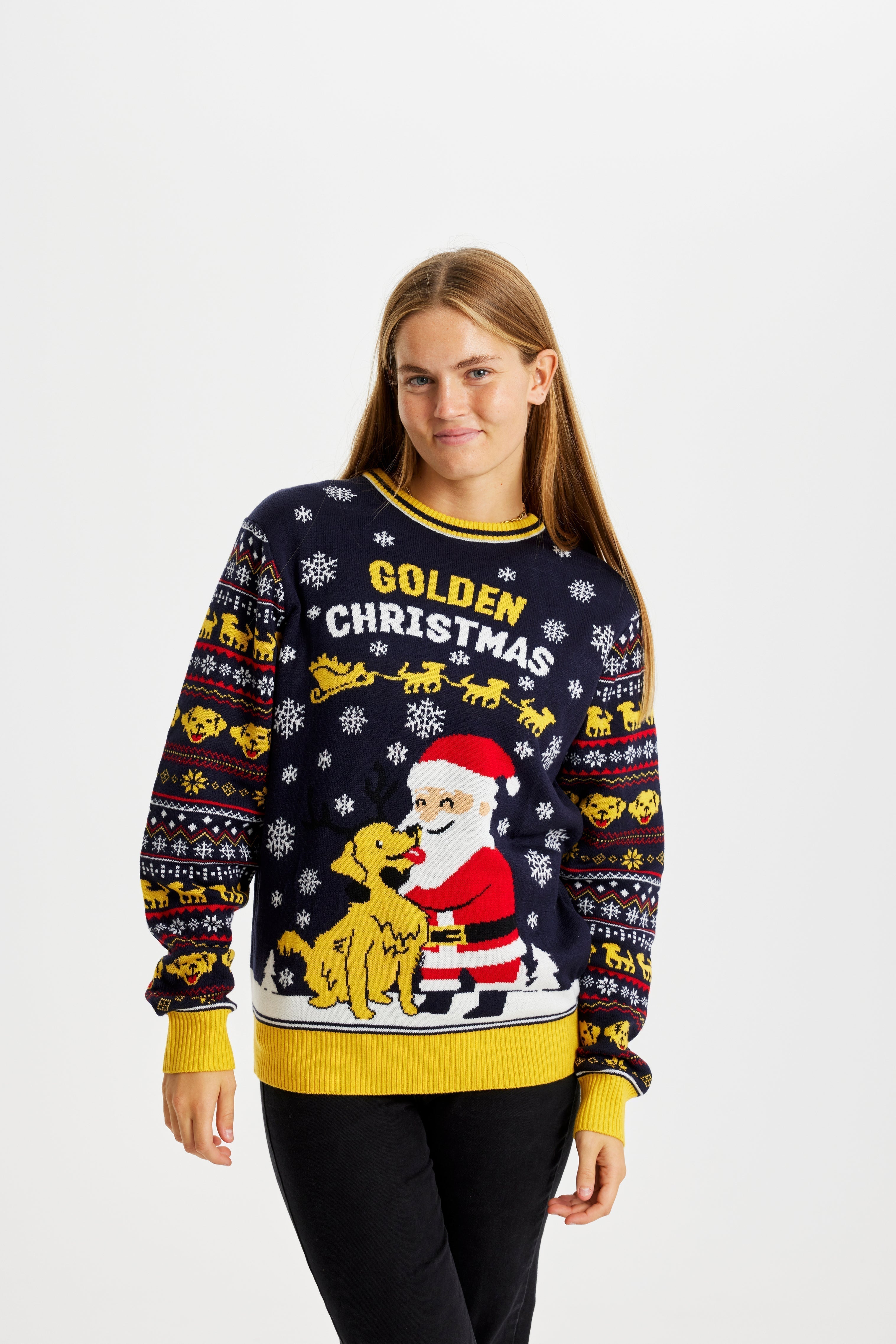 Une femme portant un pull de Noël jaune et noir avec l'inscription 