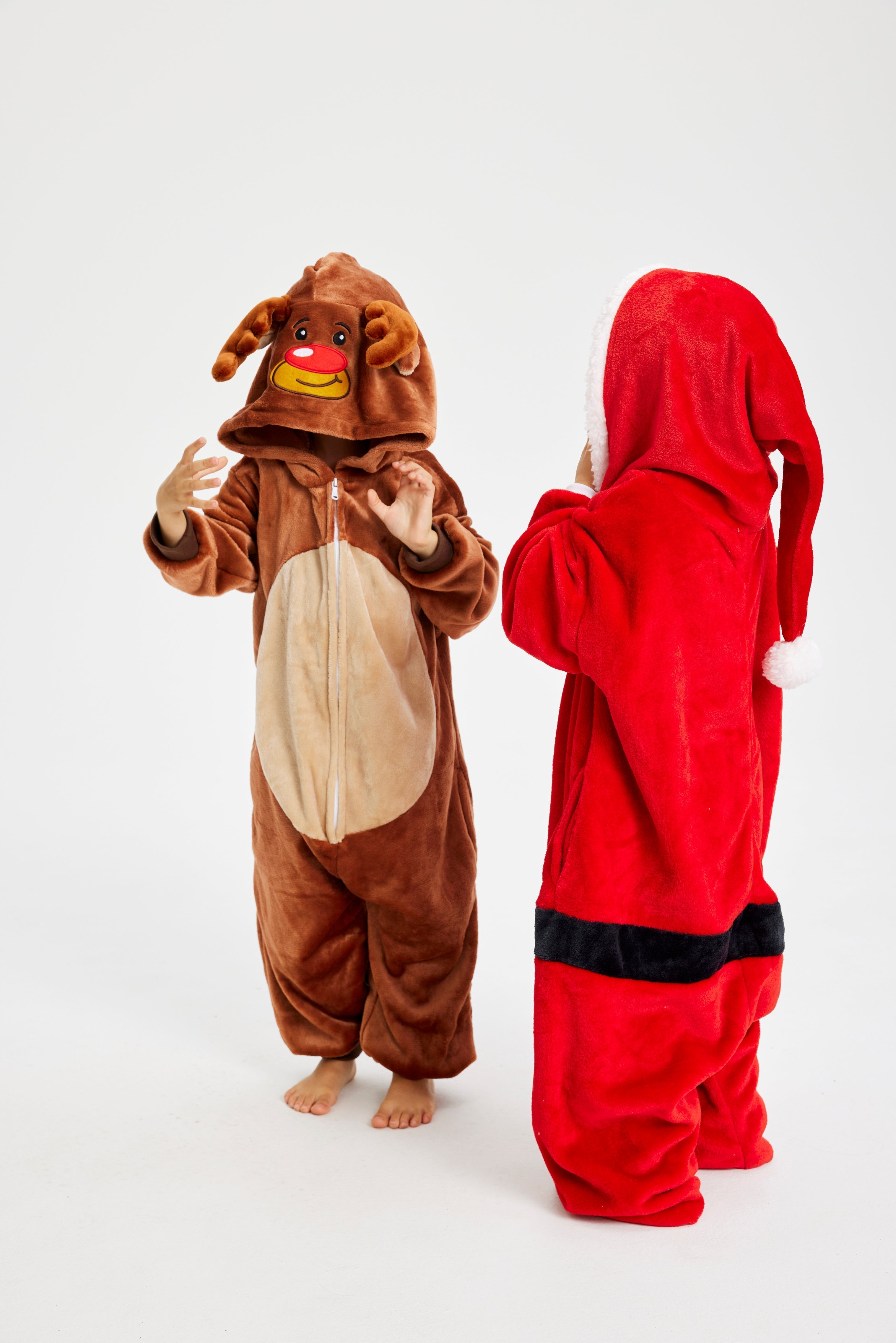 Deux enfants, chacun portant son propre costume de Noël.