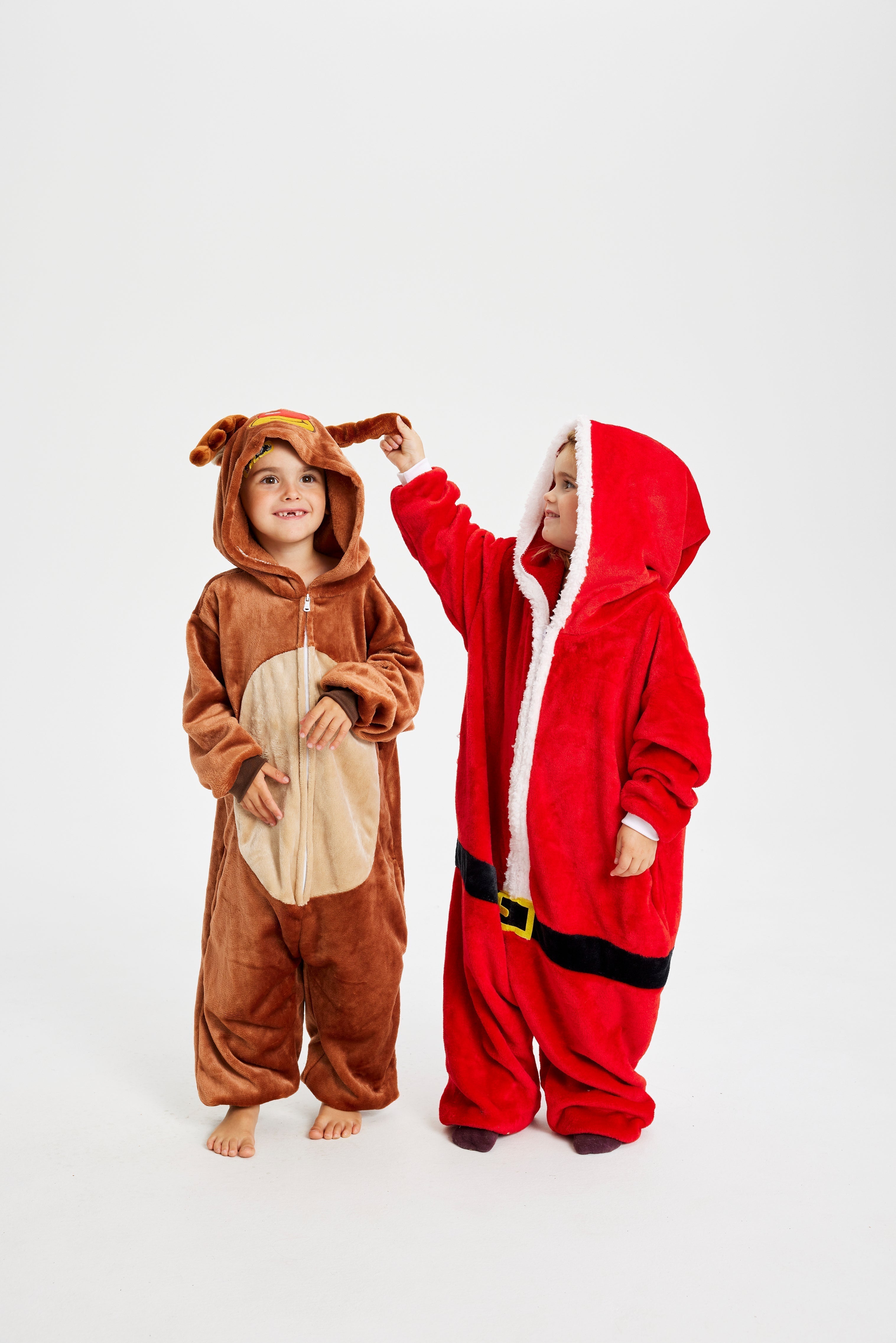 Deux enfants portant chacun leur propre costume de Noël.