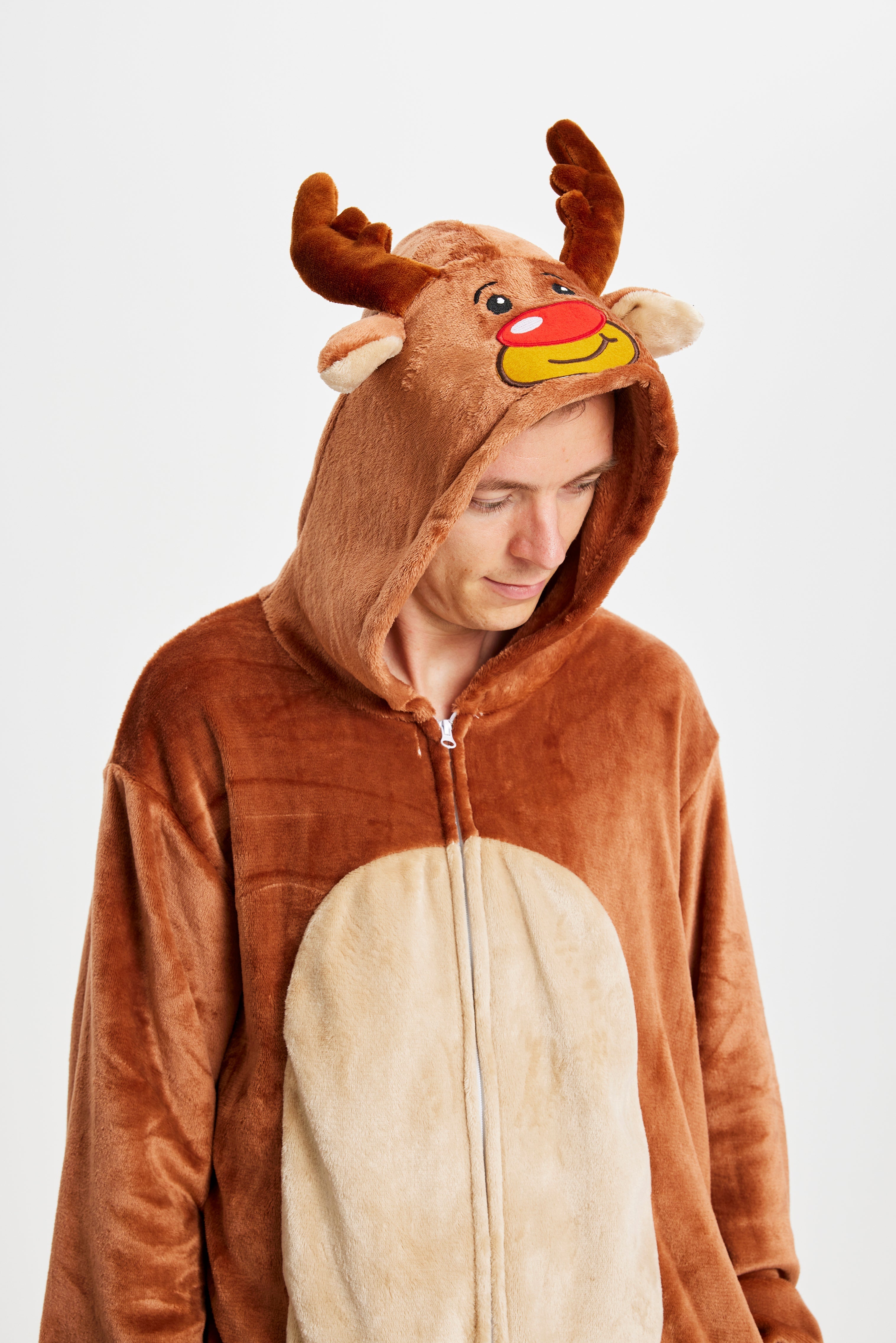 Un homme portant un costume de renne.