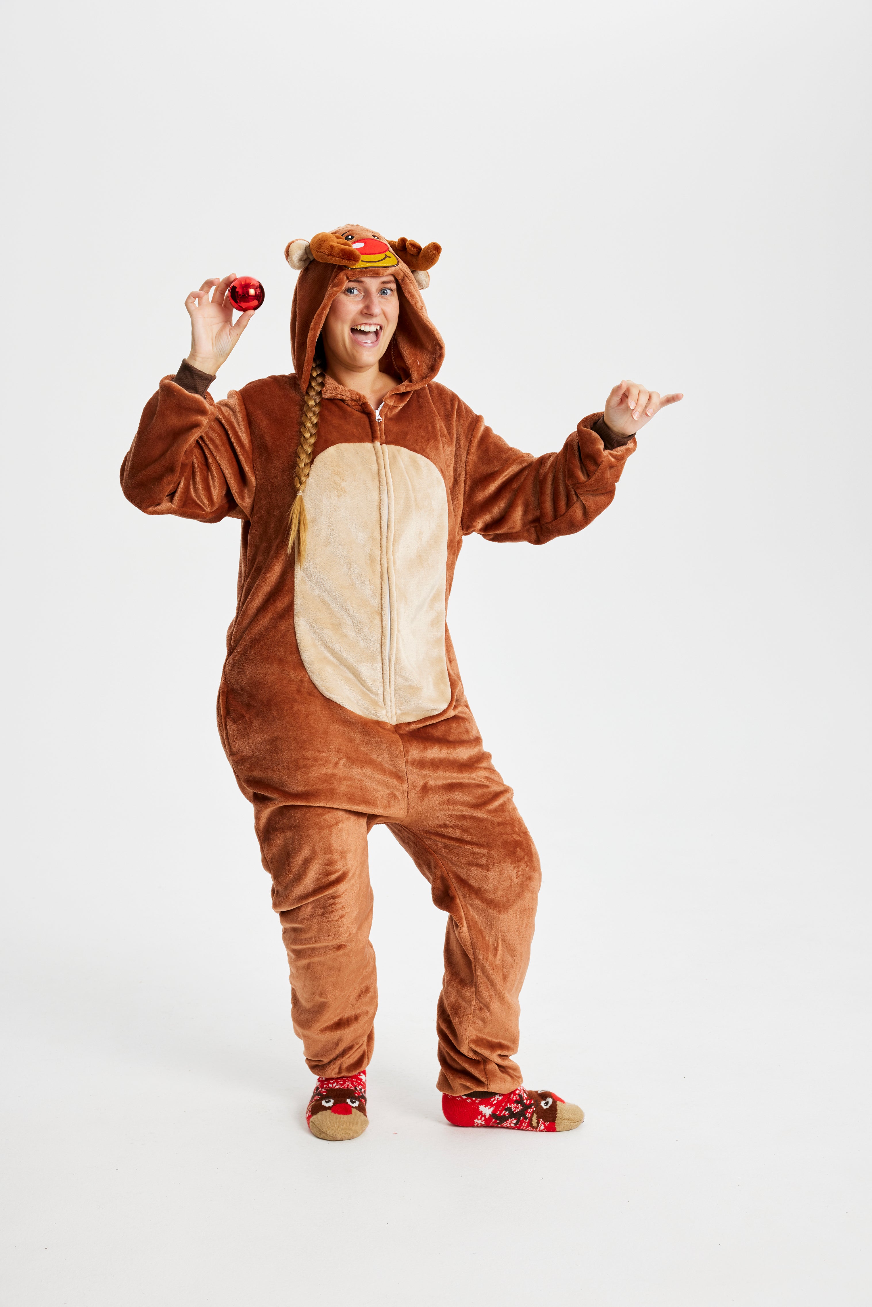 Une femme portant un costume de renne.