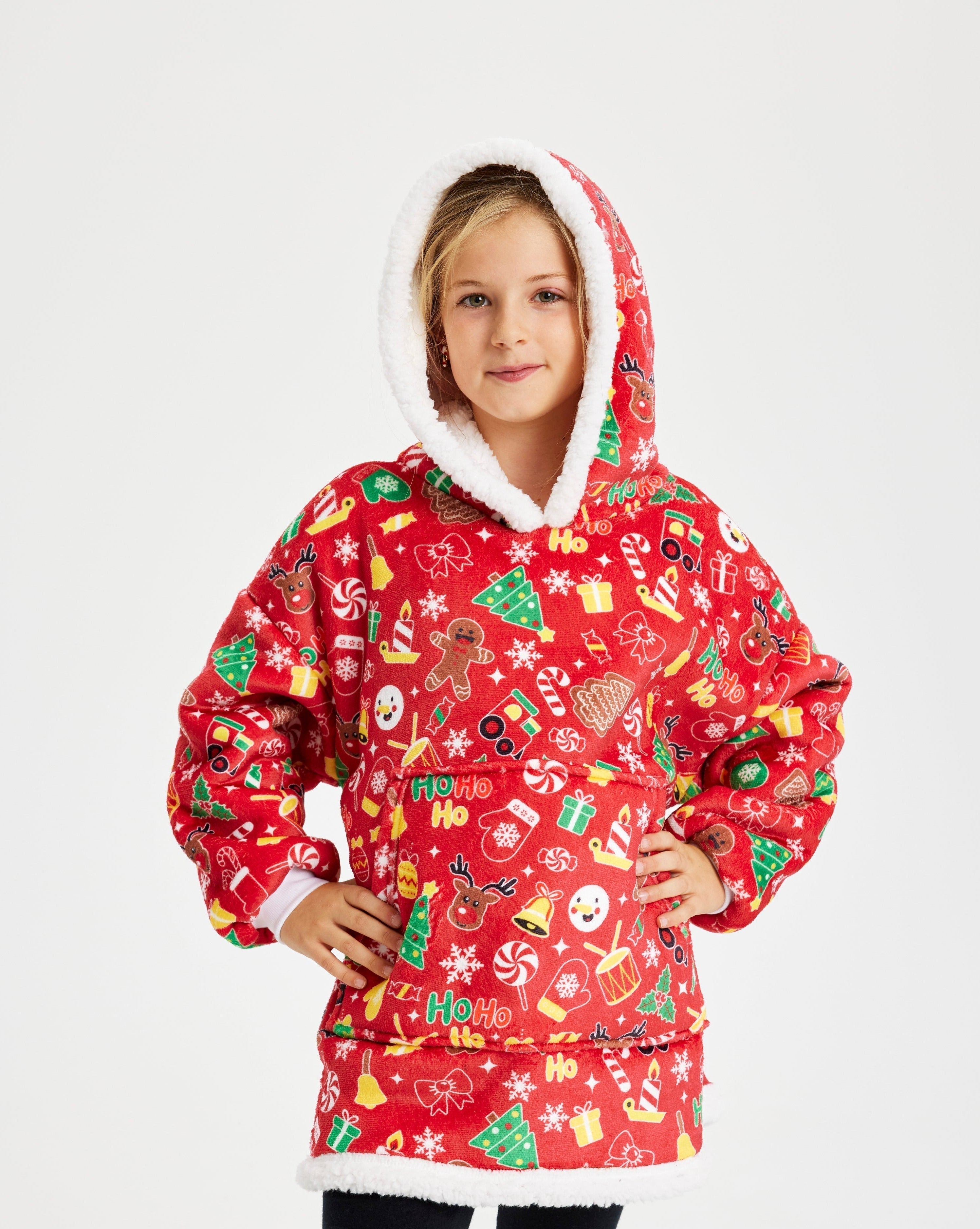 Un enfant porte un sweat à capuche de Noël avec un motif de Noël.