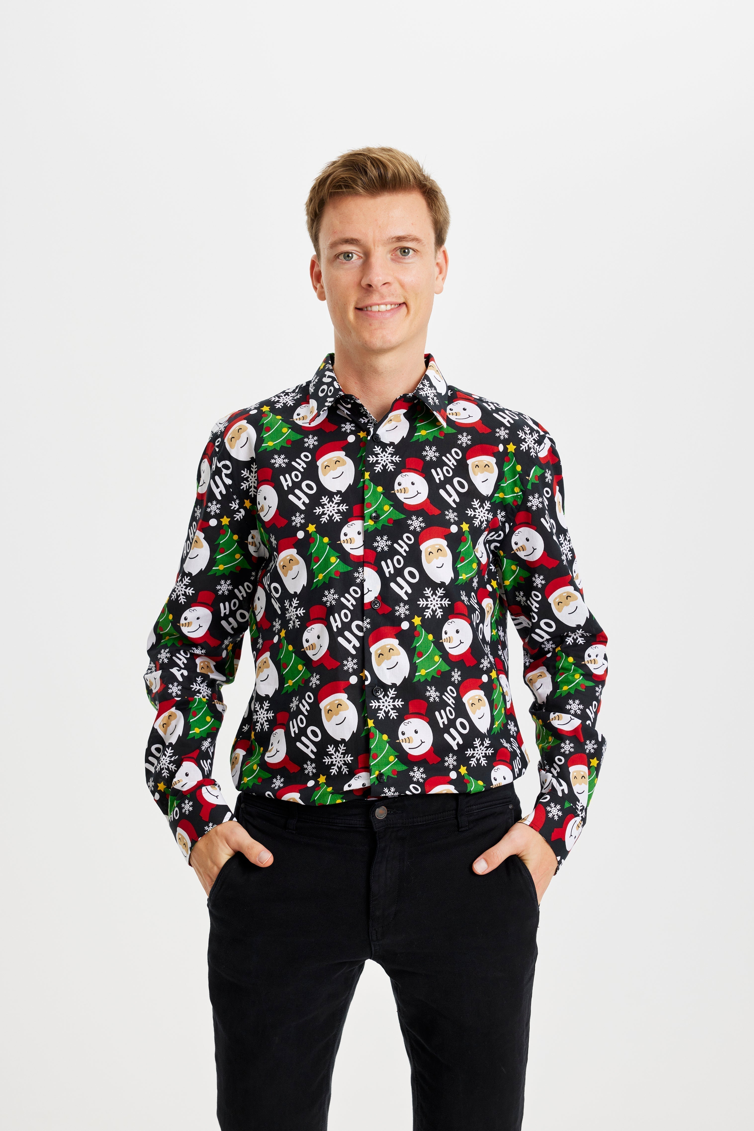 Un homme portant une chemise de Noël noire à motifs.