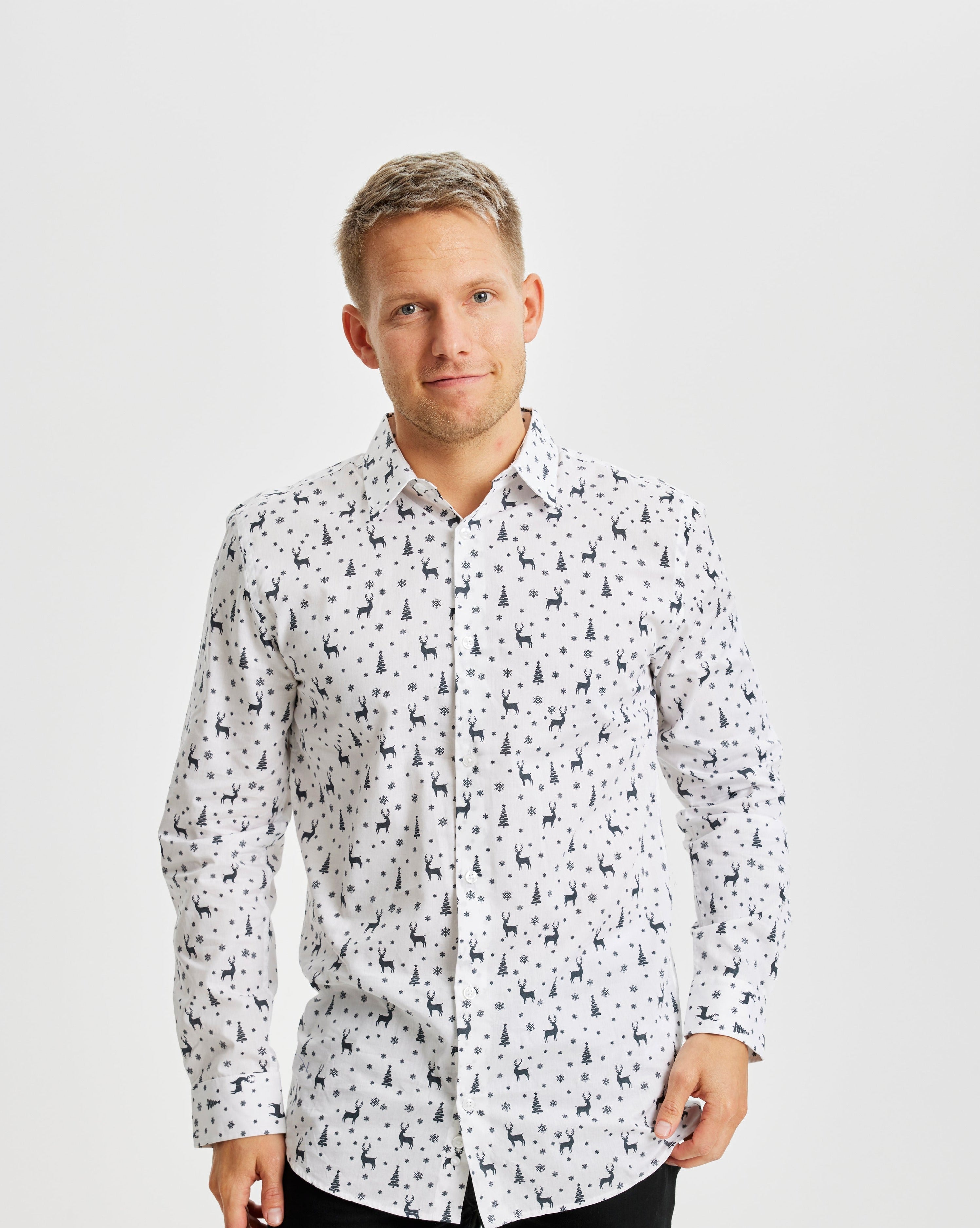 Un homme portant une chemise de Noël blanche imprimée.