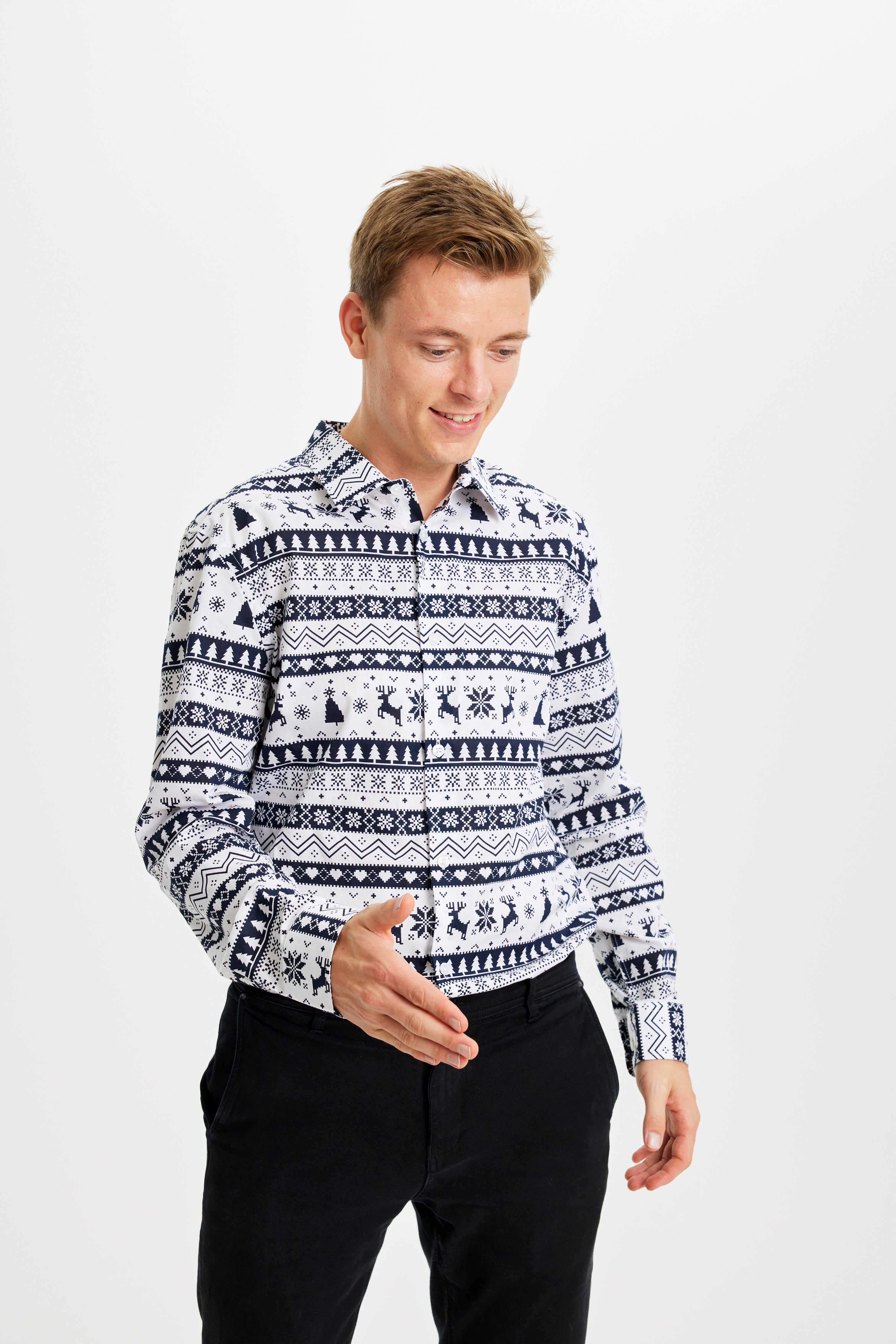 Un homme portant une chemise de Noël rayée blanc et bleu.