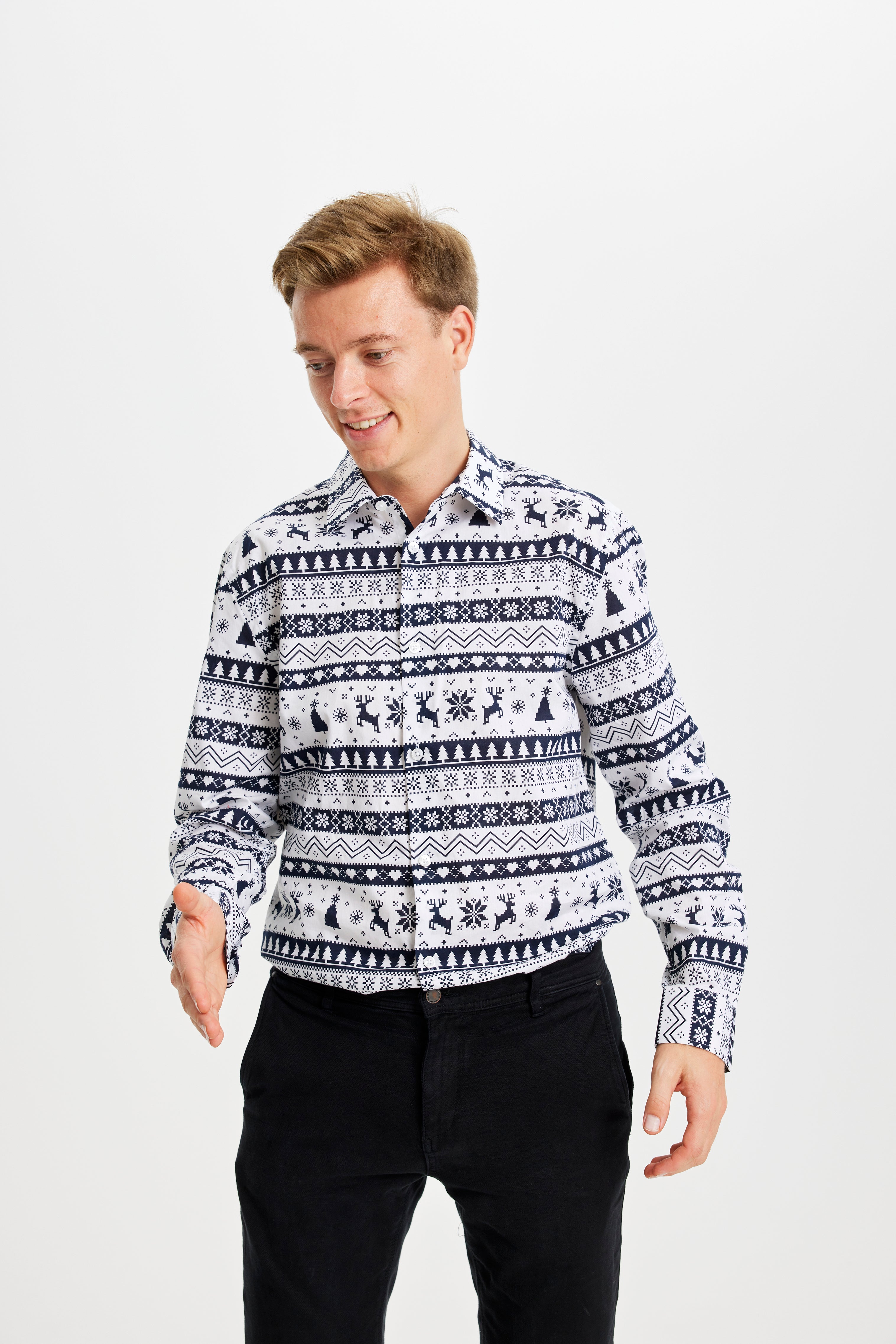 Un homme posant avec une chemise de Noël rayée blanc et bleu.