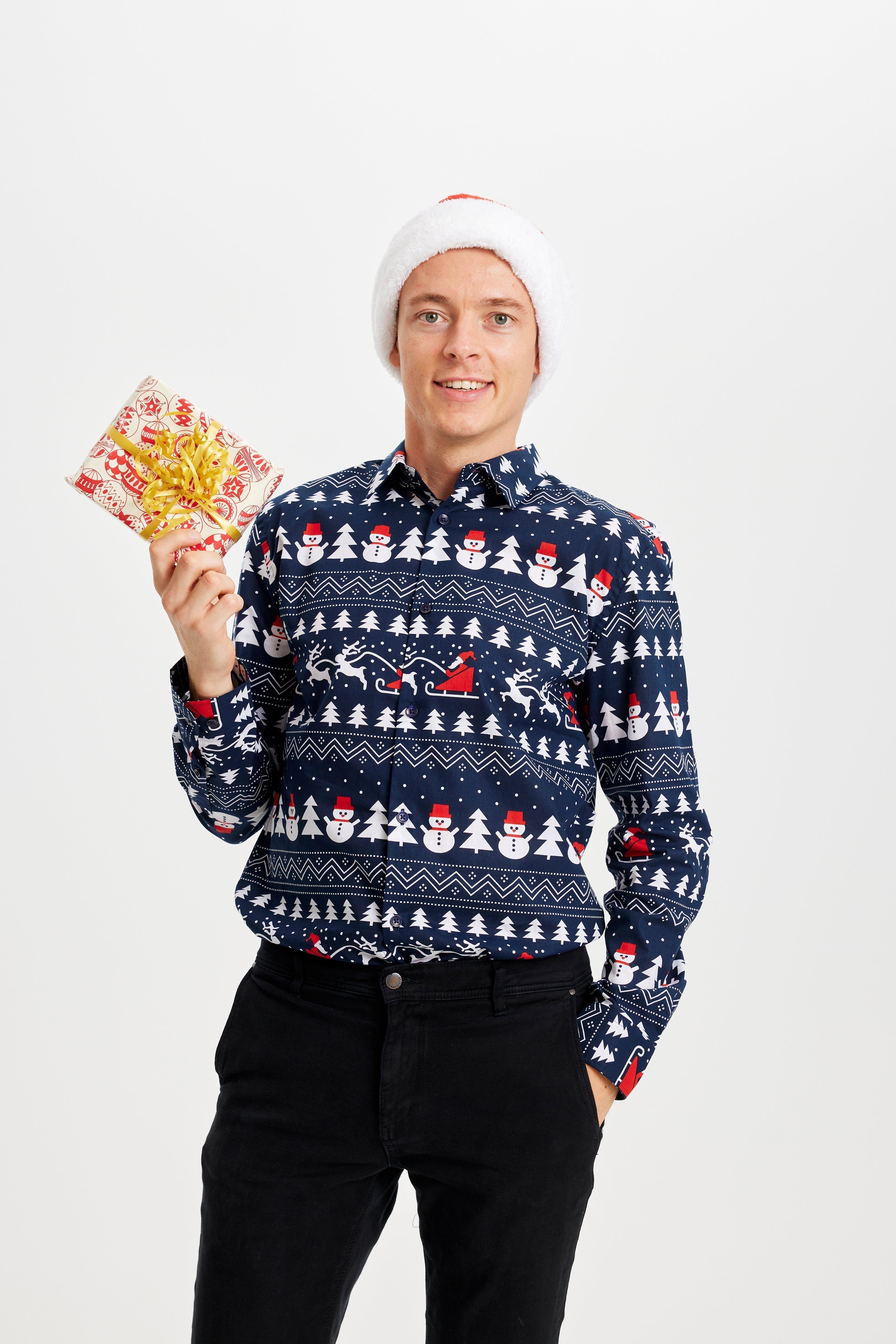 Un homme portant une chemise de Noël bleue avec un motif.