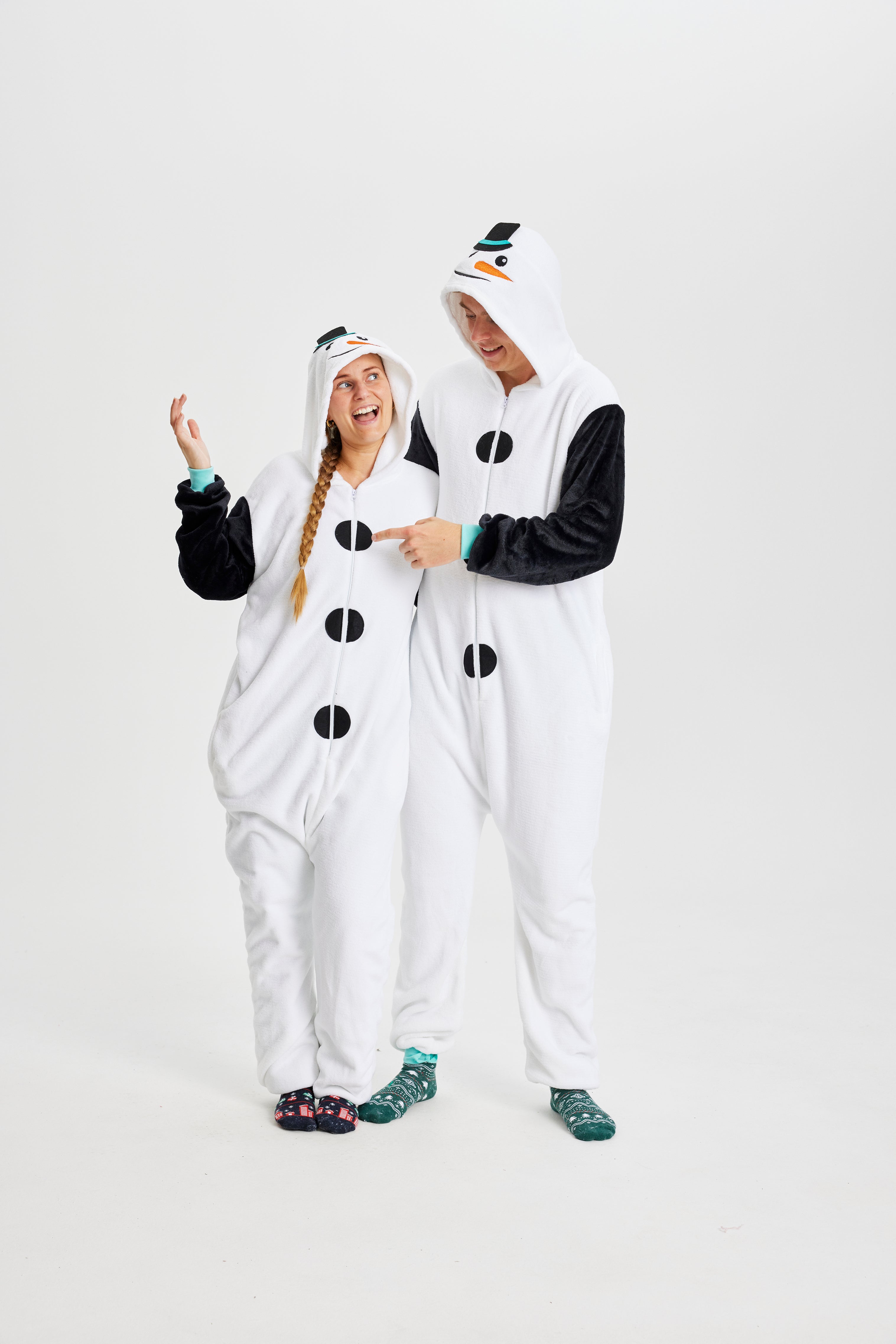 Un couple portant un costume de bonhomme de neige.