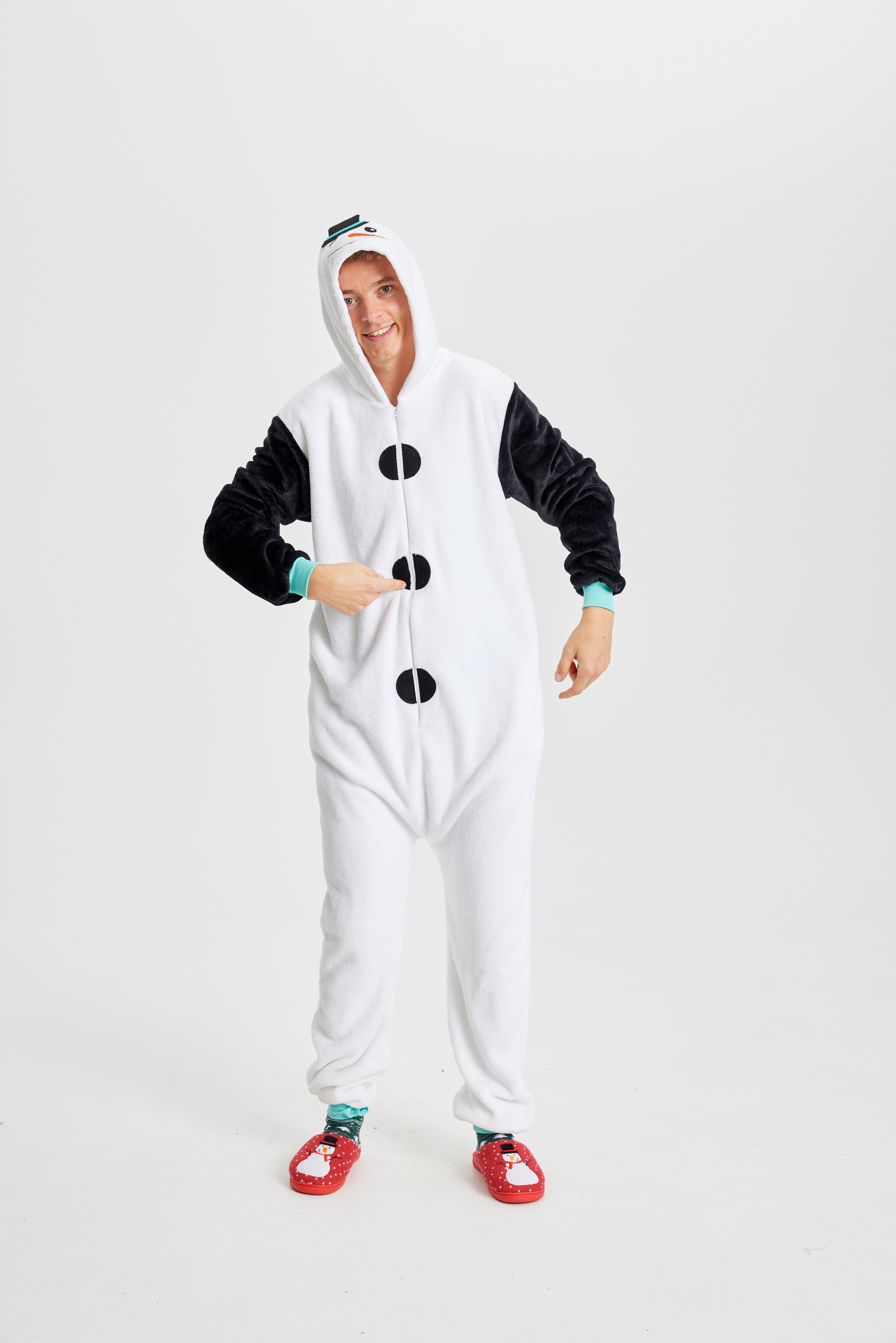 Un homme portant un costume de bonhomme de neige.