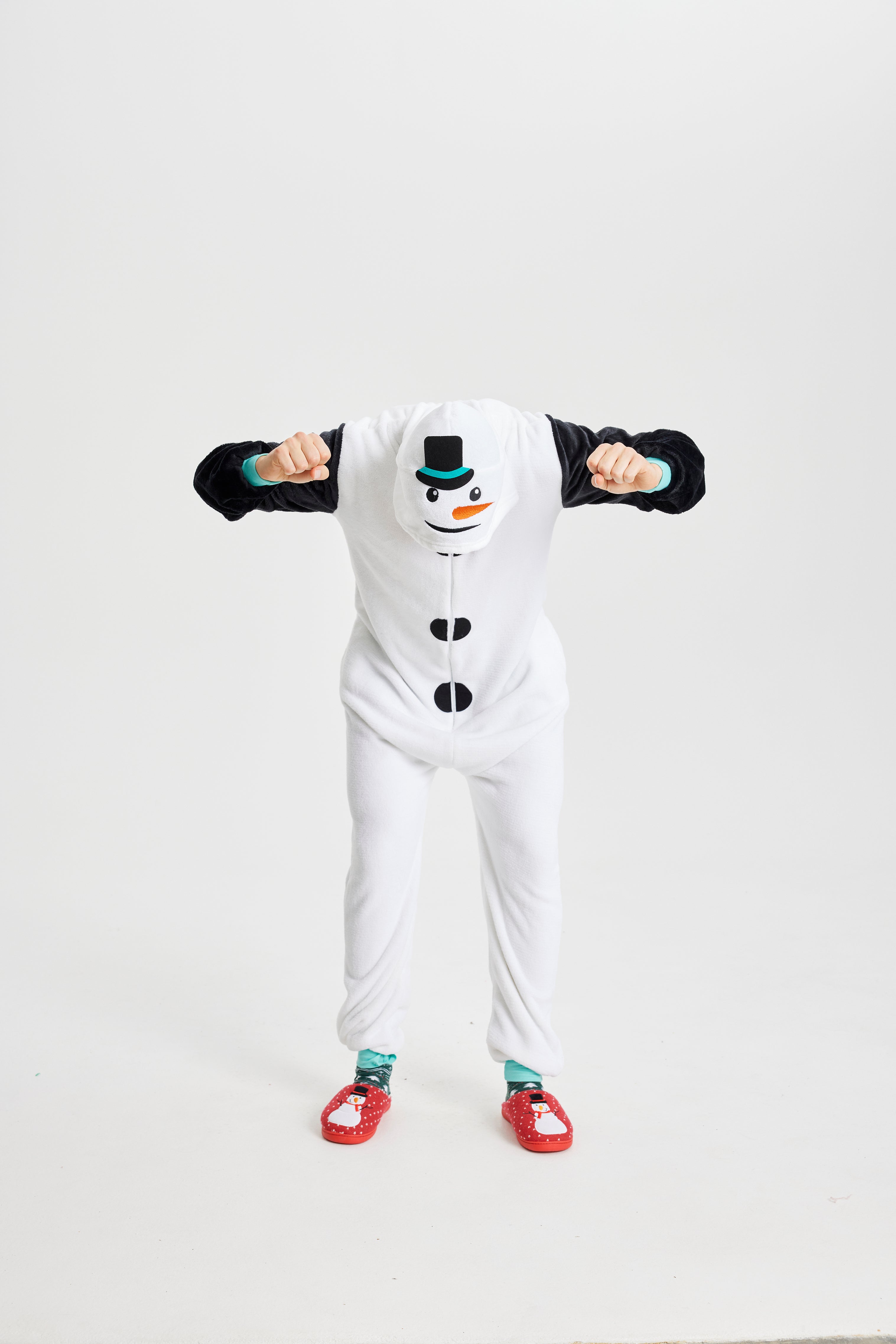 Un homme portant un costume de bonhomme de neige.