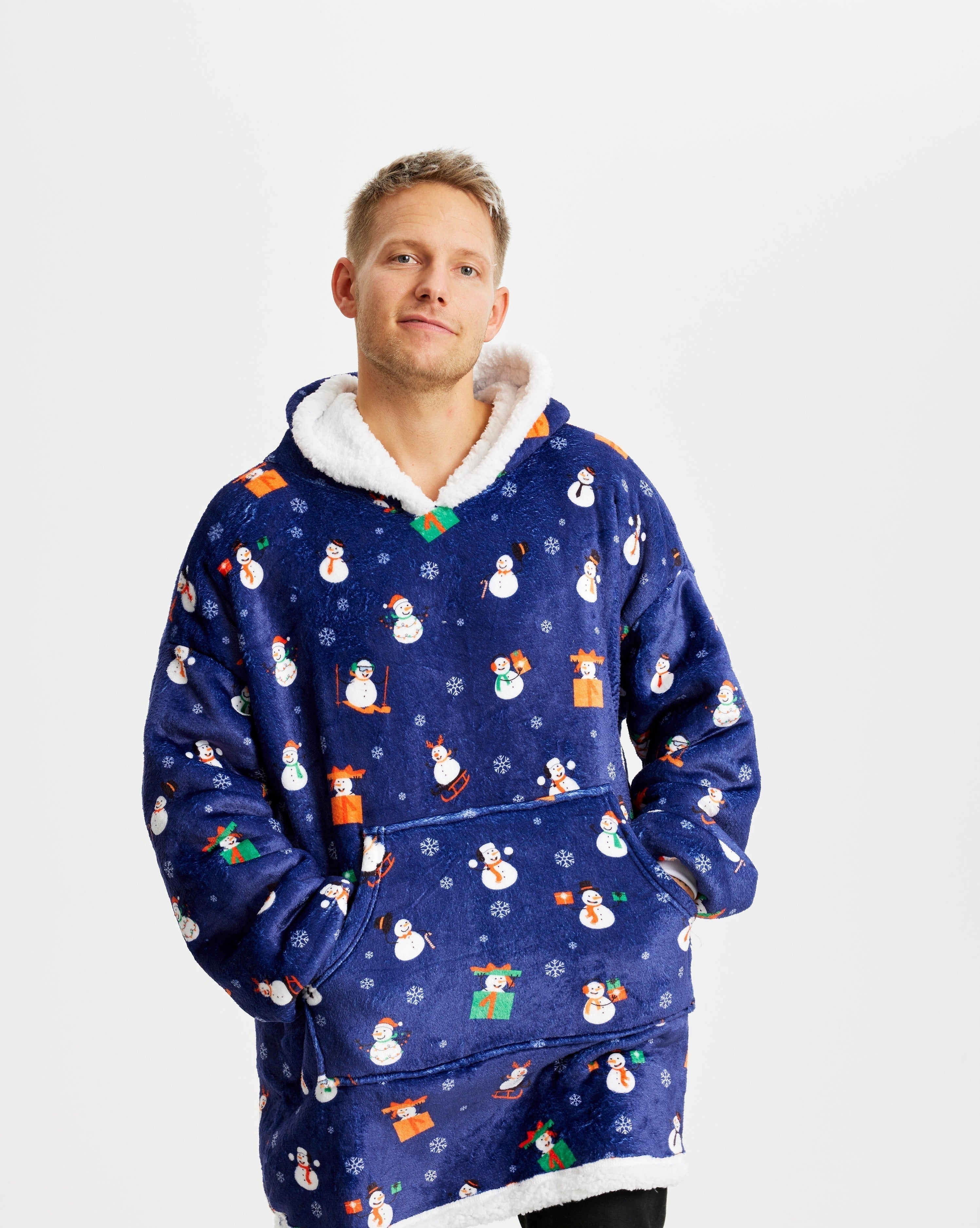 Un homme porte un sweat à capuche bleu avec un motif de Noël.