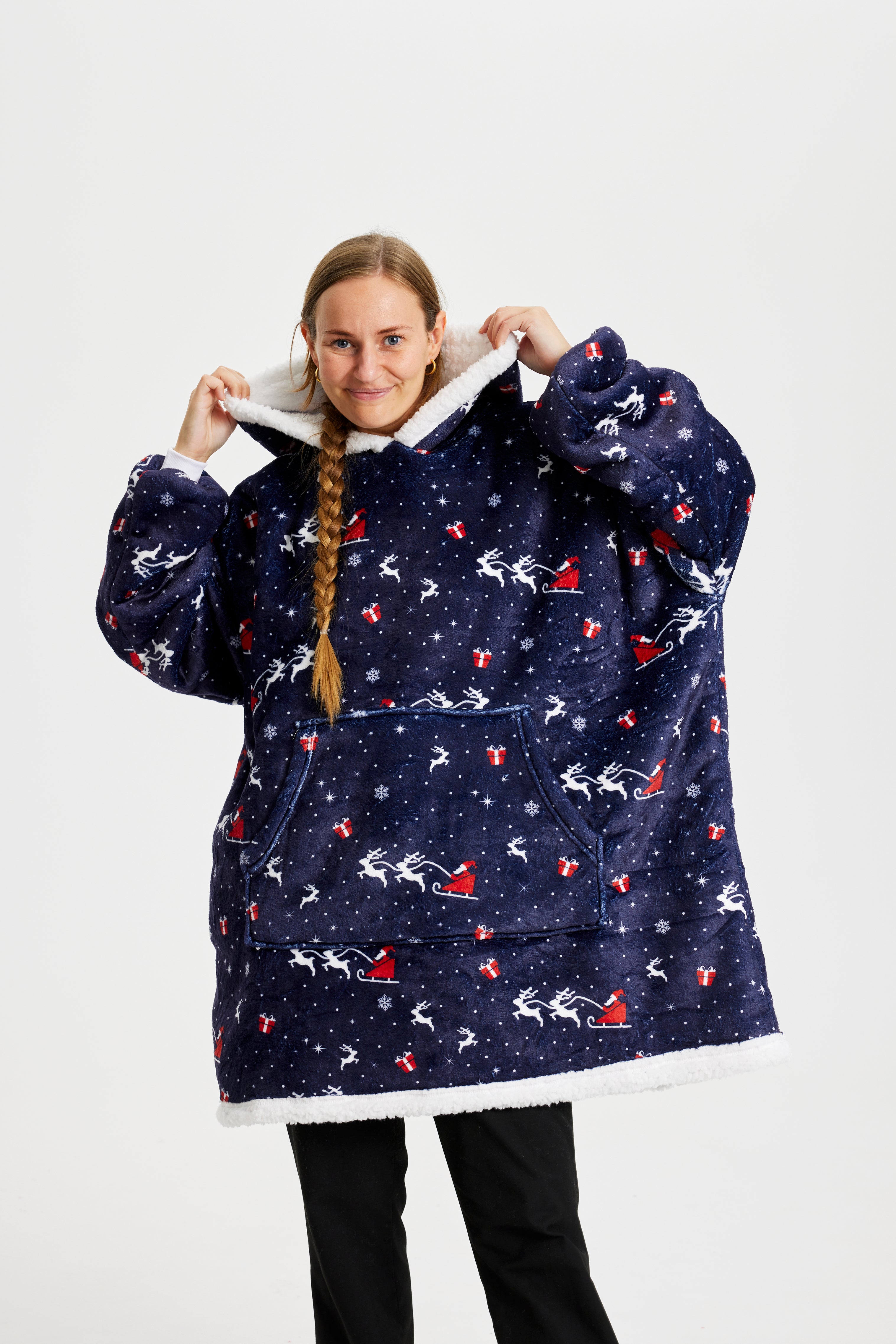 Une femme portant un sweat de Noël bleu foncé.