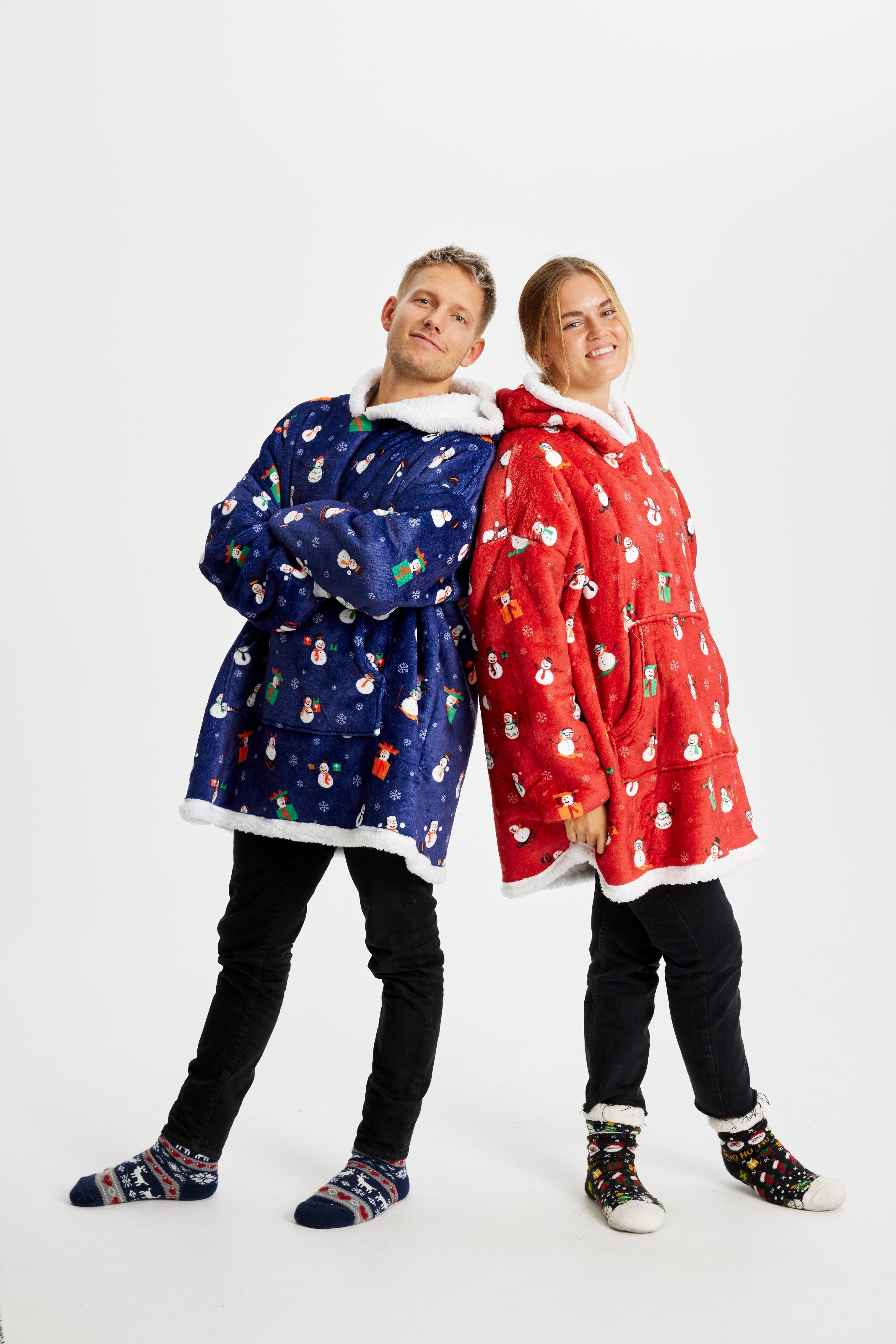 Un couple porte un sweat à capuche de Noël avec un motif de Noël.
