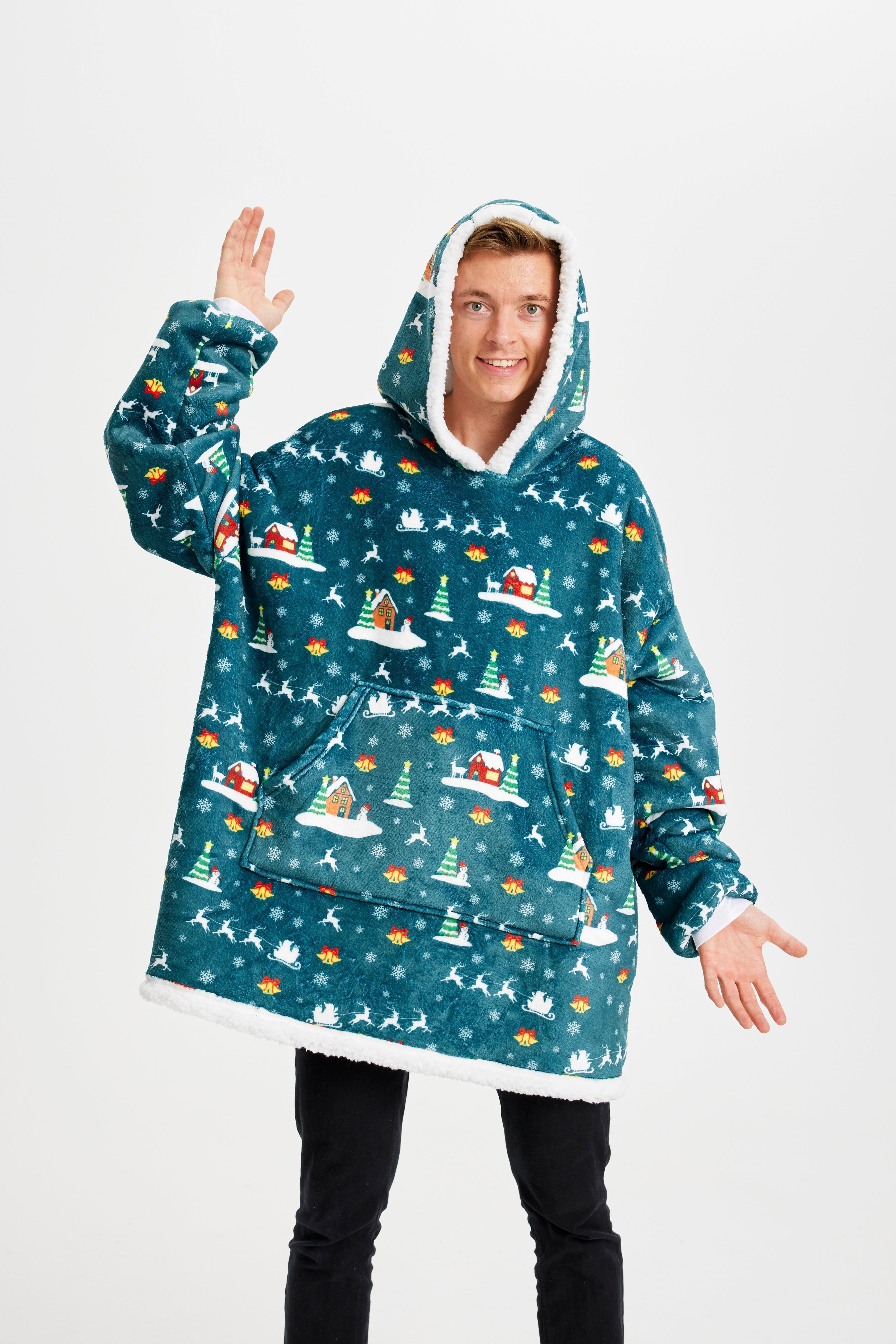 Un homme portant un sweat à capuche de Noël vert avec un motif.