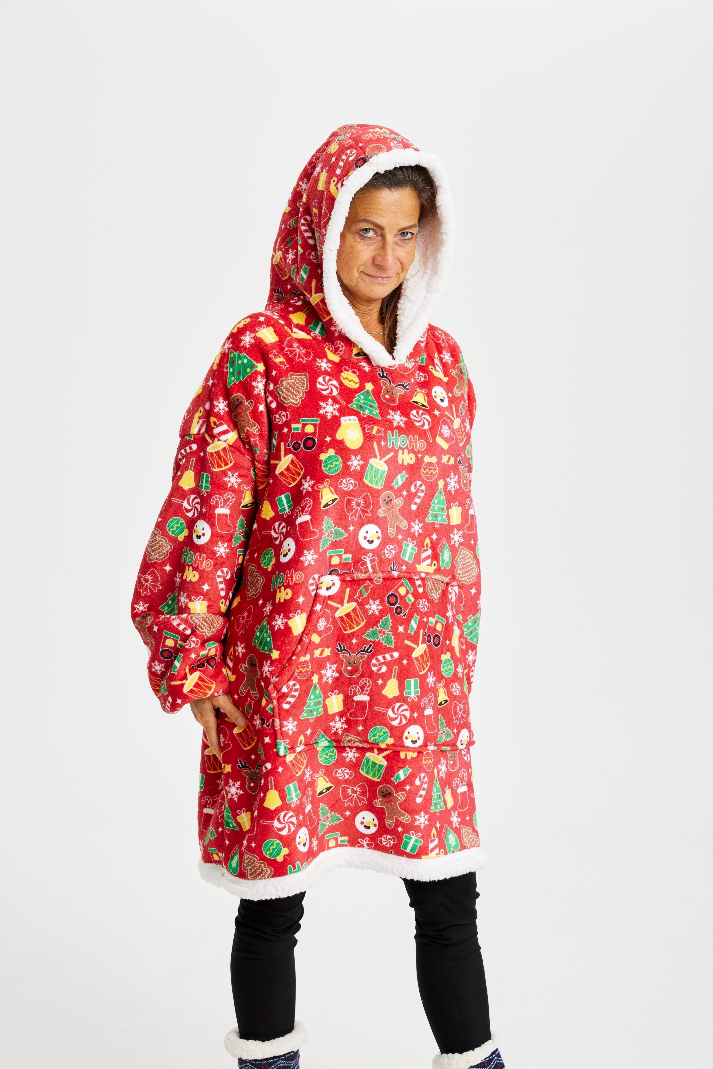 Une femme porte un magnifique sweat à capuche rouge avec un motif de Noël.