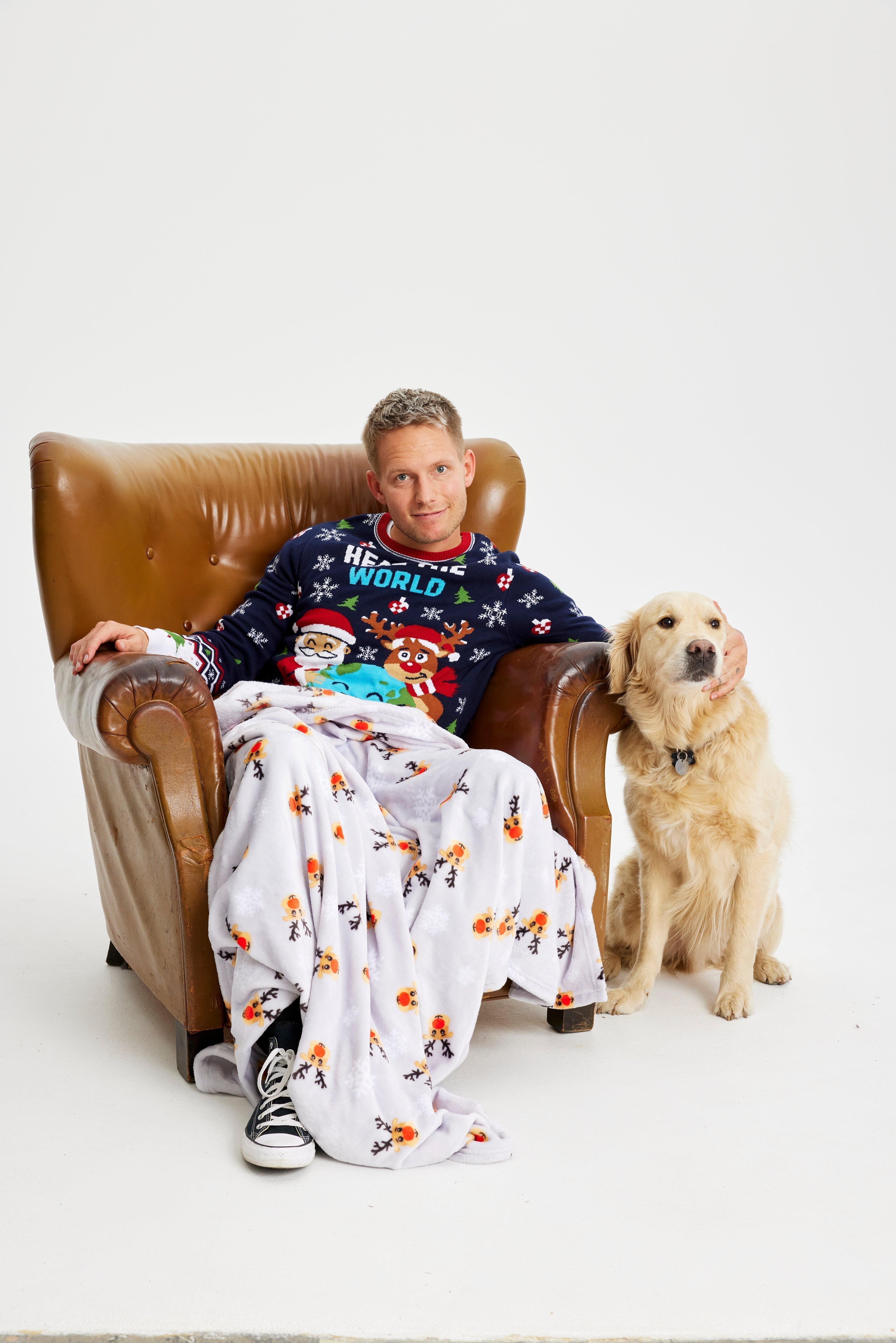 Un homme avec un chien et une couverture de Noël.