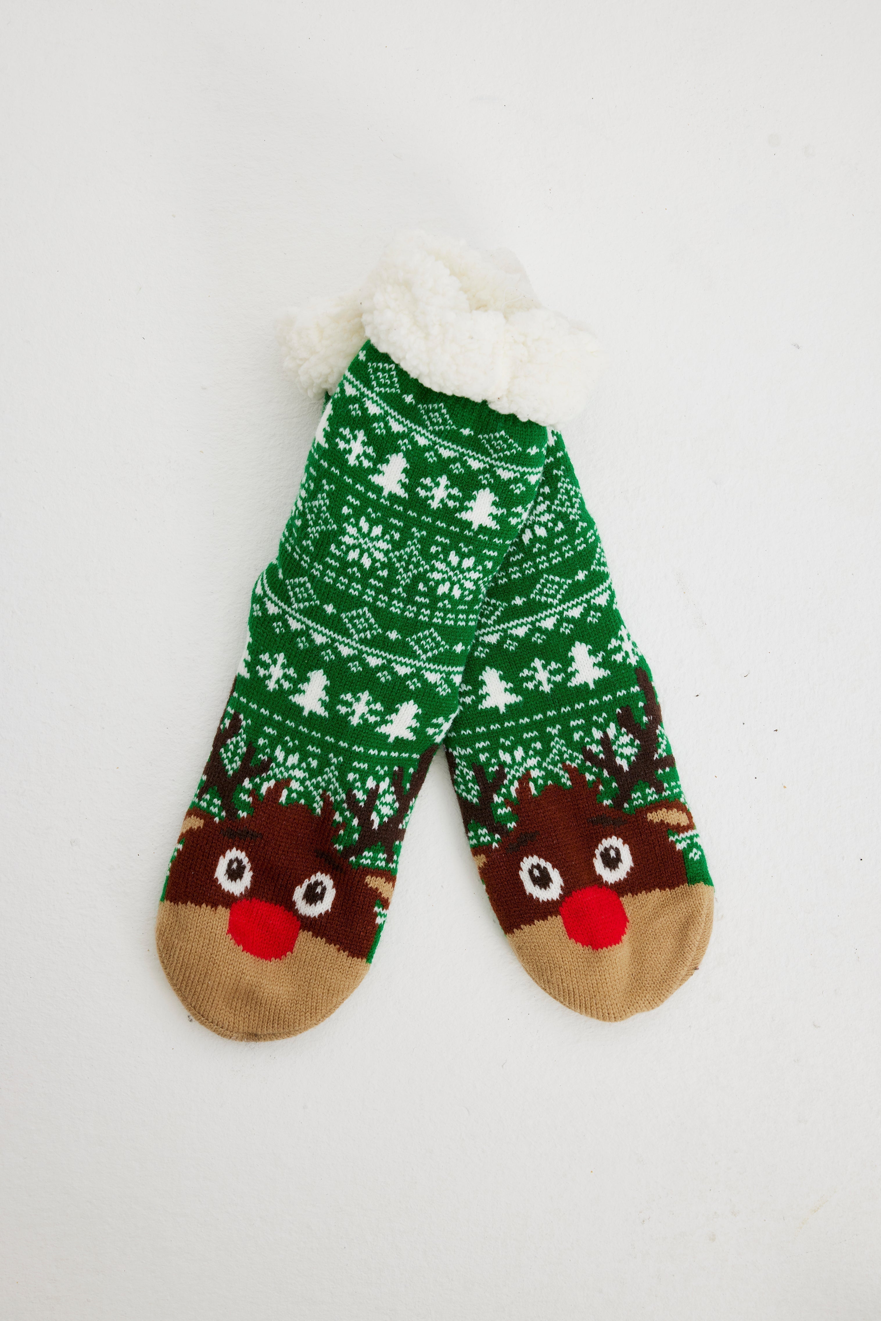 Une paire de chaussettes de Noël vertes ornées de Rudolph.