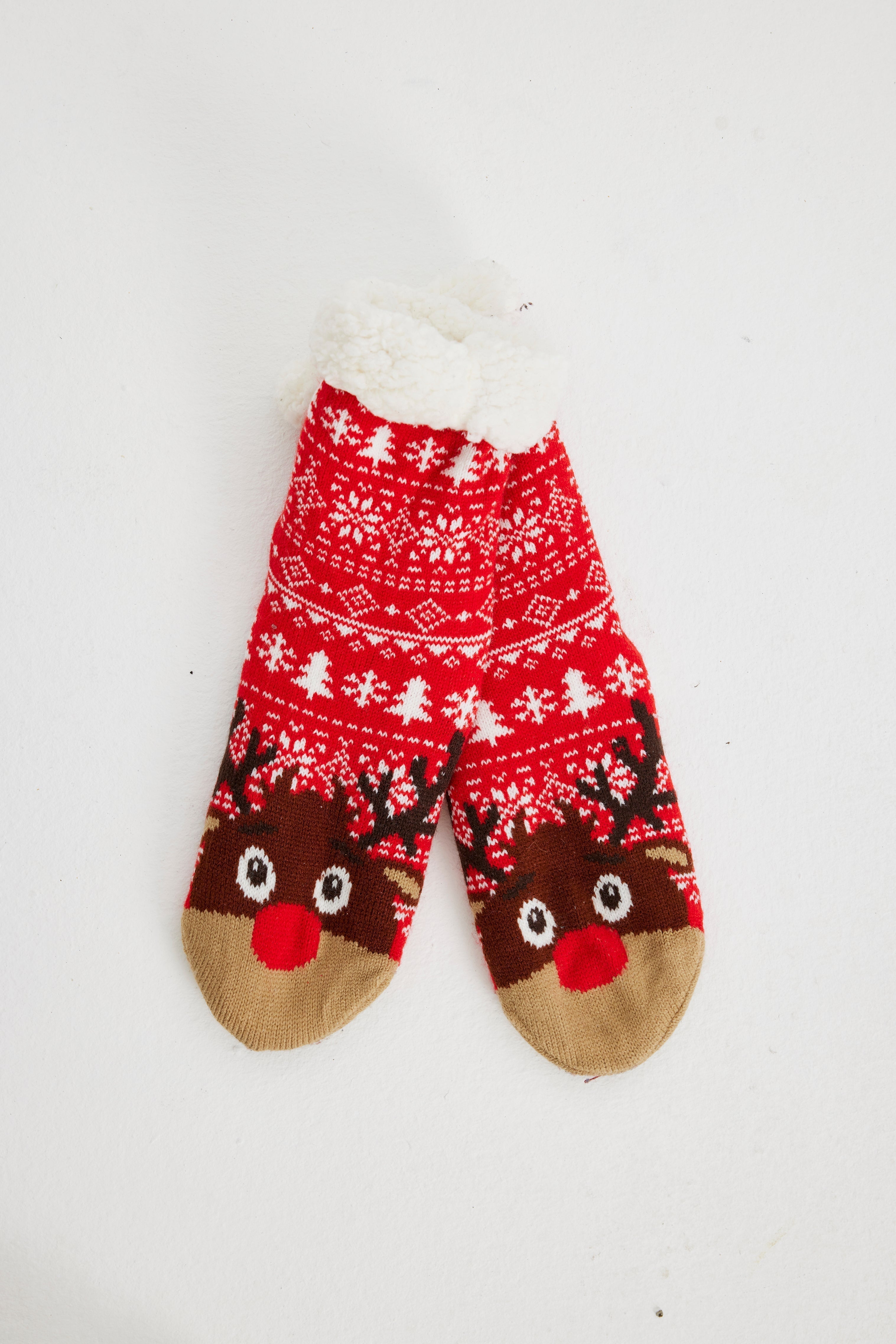 Une paire de chaussettes de Noël rouges avec Rudolph dessus.