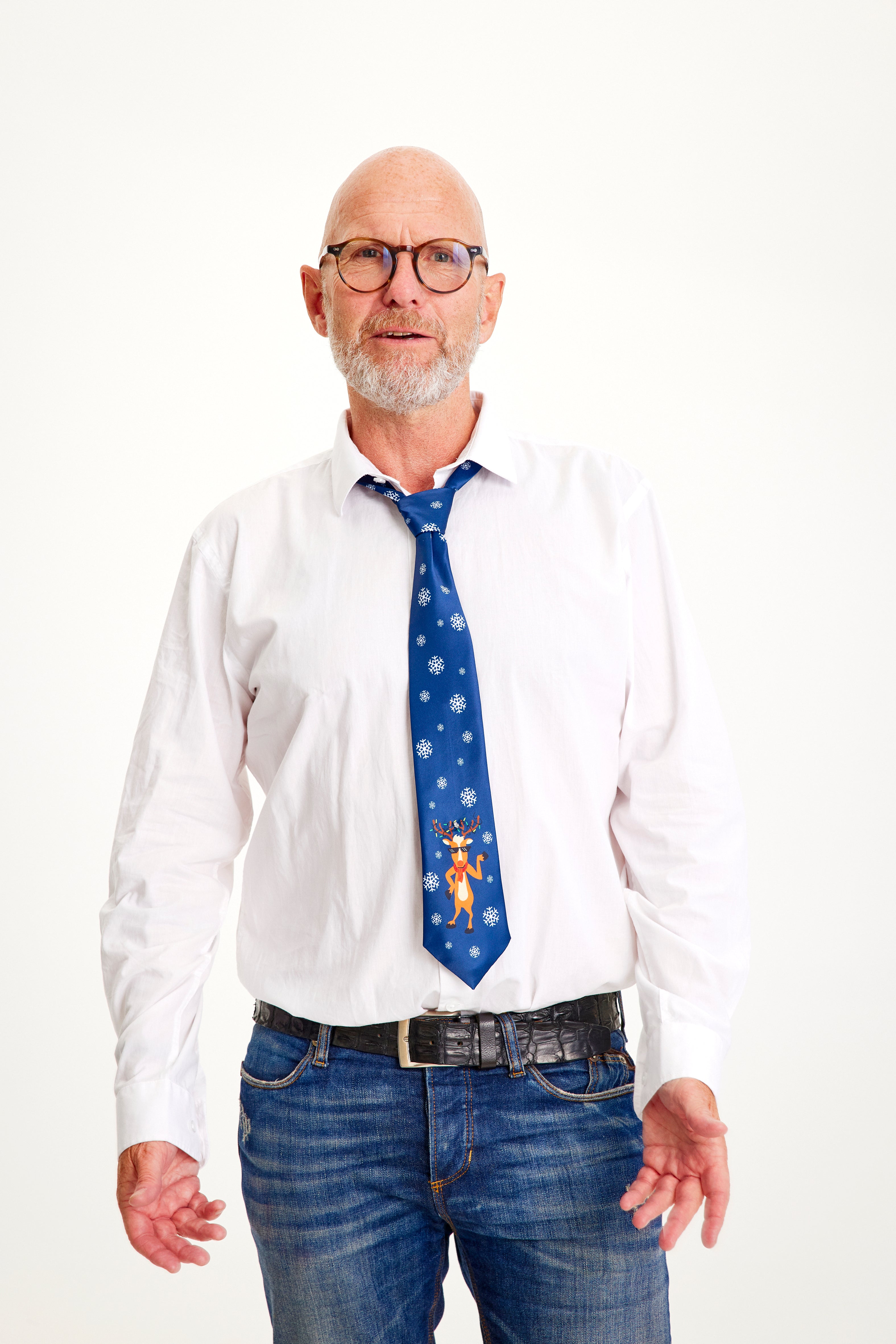 Un homme en chemise blanche portant une cravate bleue de Noël.