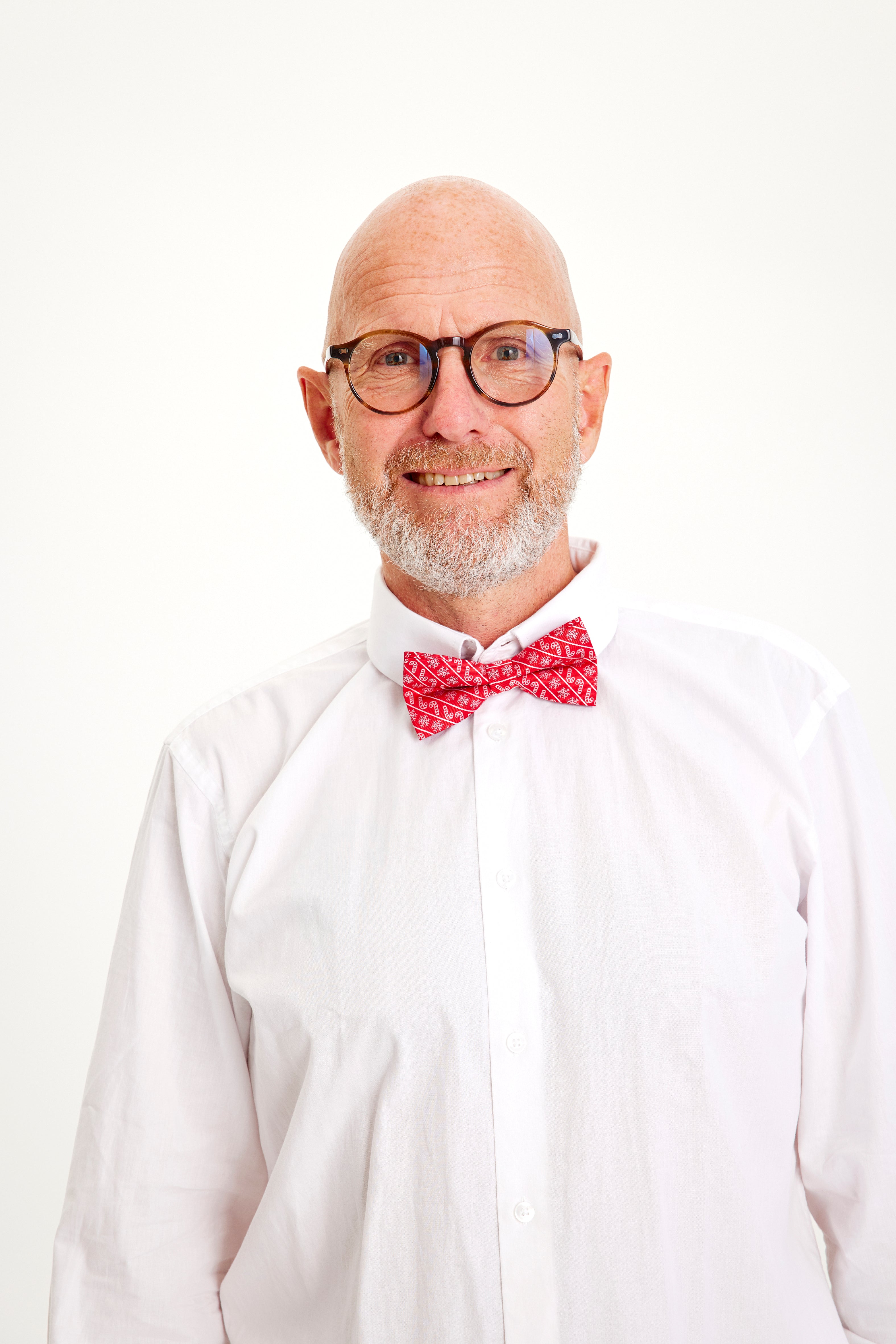 Un homme portant un nœud papillon rouge.