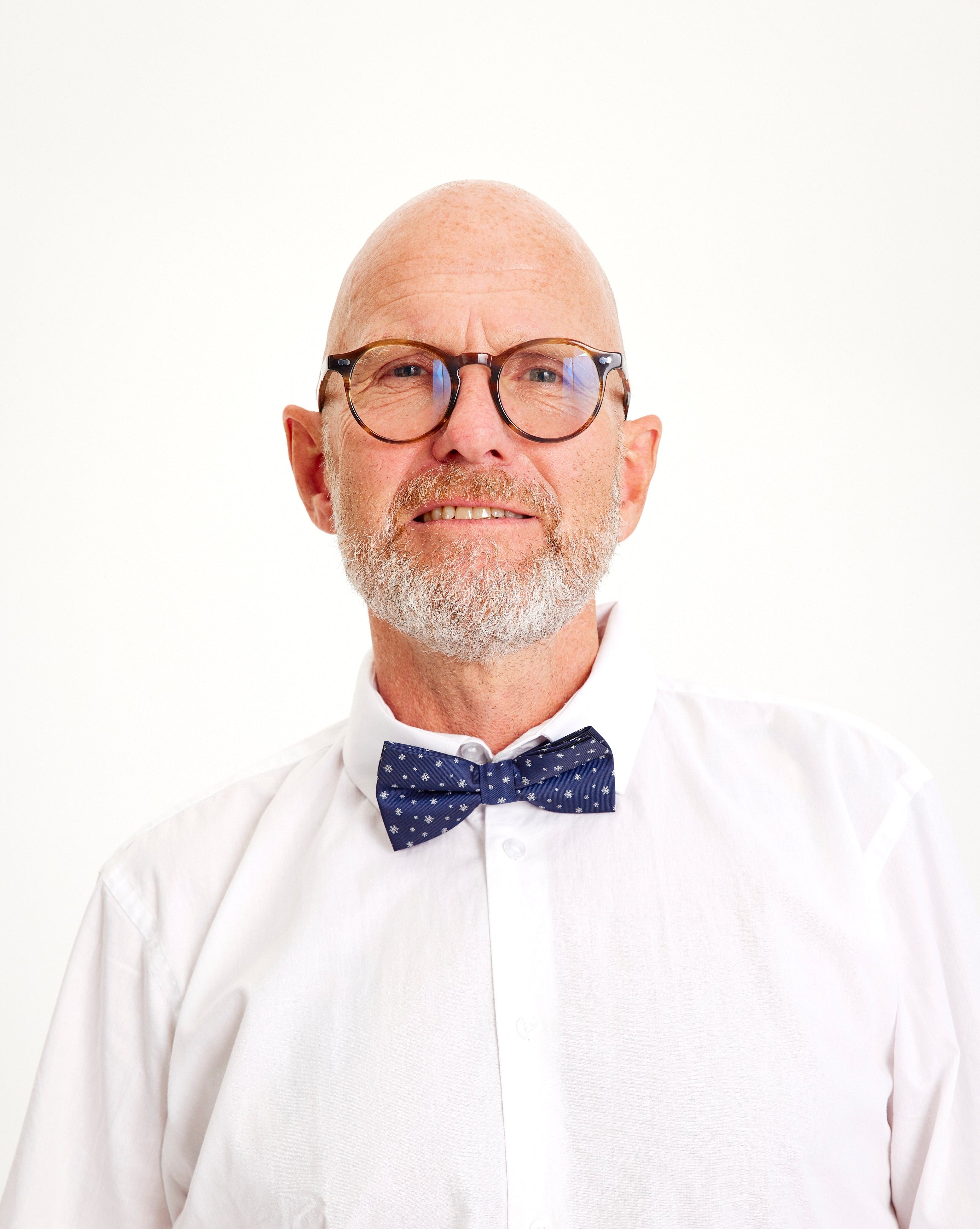 Un homme portant un nœud papillon bleu.